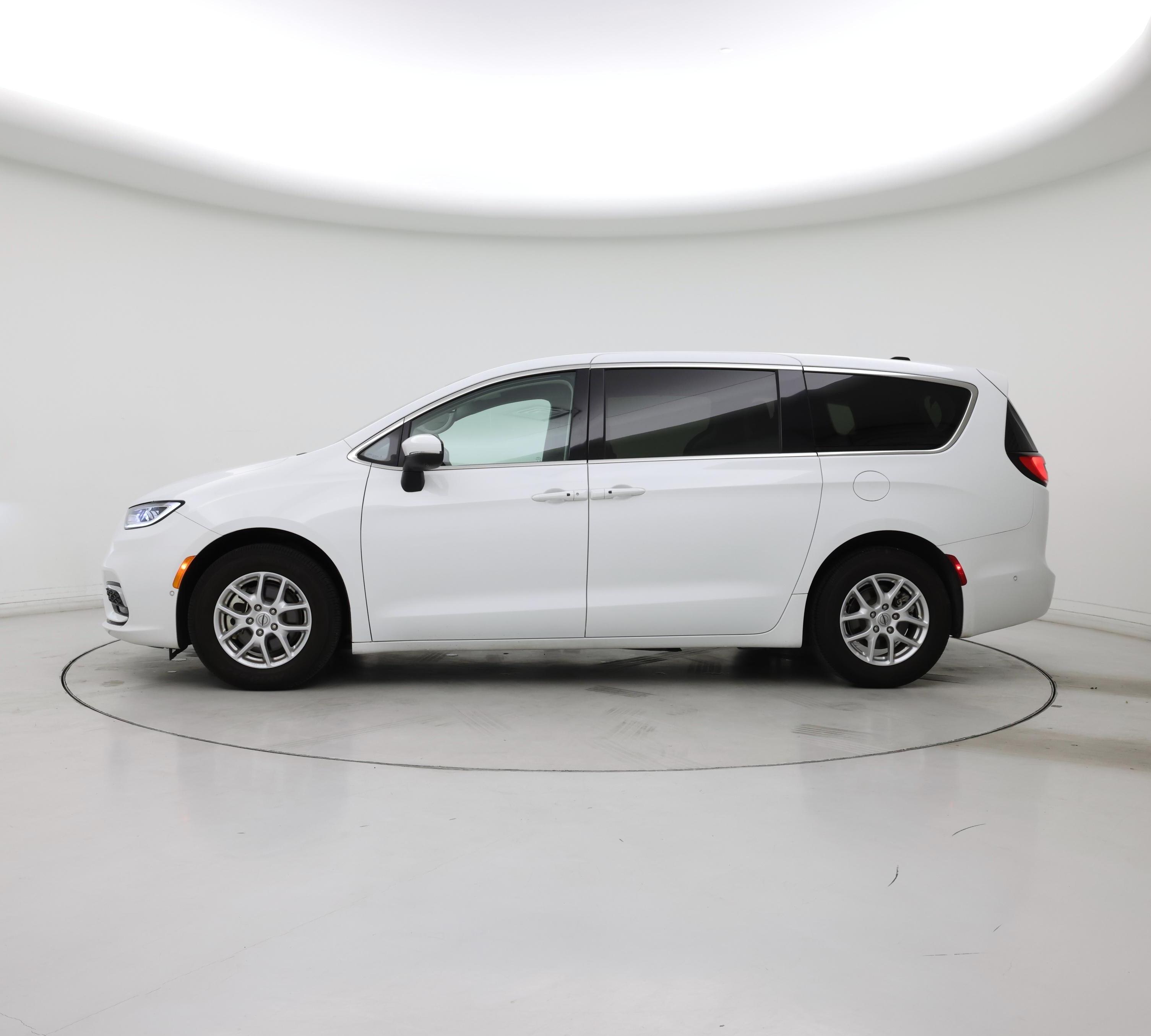 Thumbnail: 2023 Chrysler Pacifica - 3