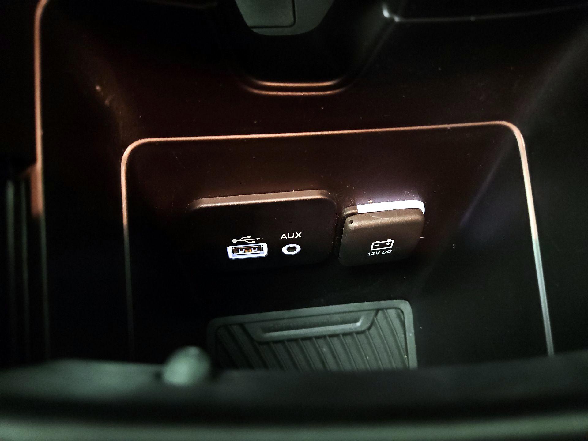 Thumbnail: 2015 Chrysler 200 - 16