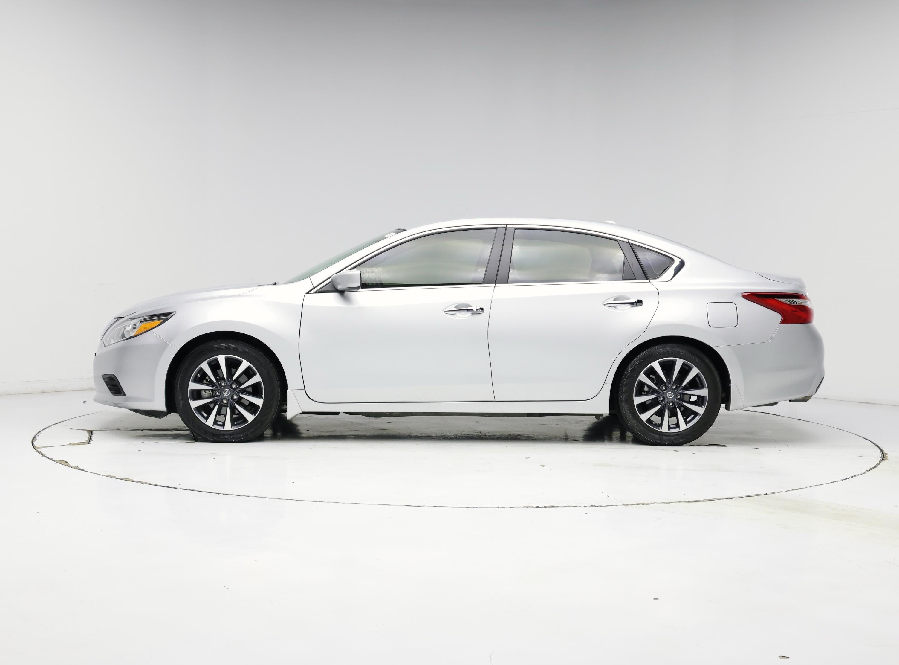 Thumbnail: 2017 Nissan Altima - 3