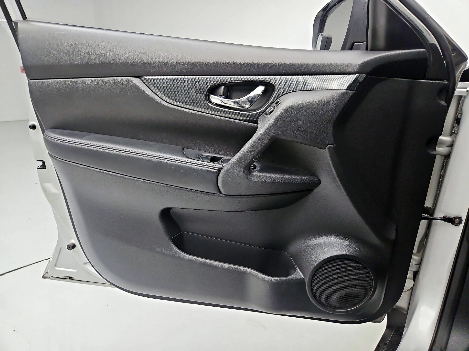 Thumbnail: 2015 Nissan Rogue - 12