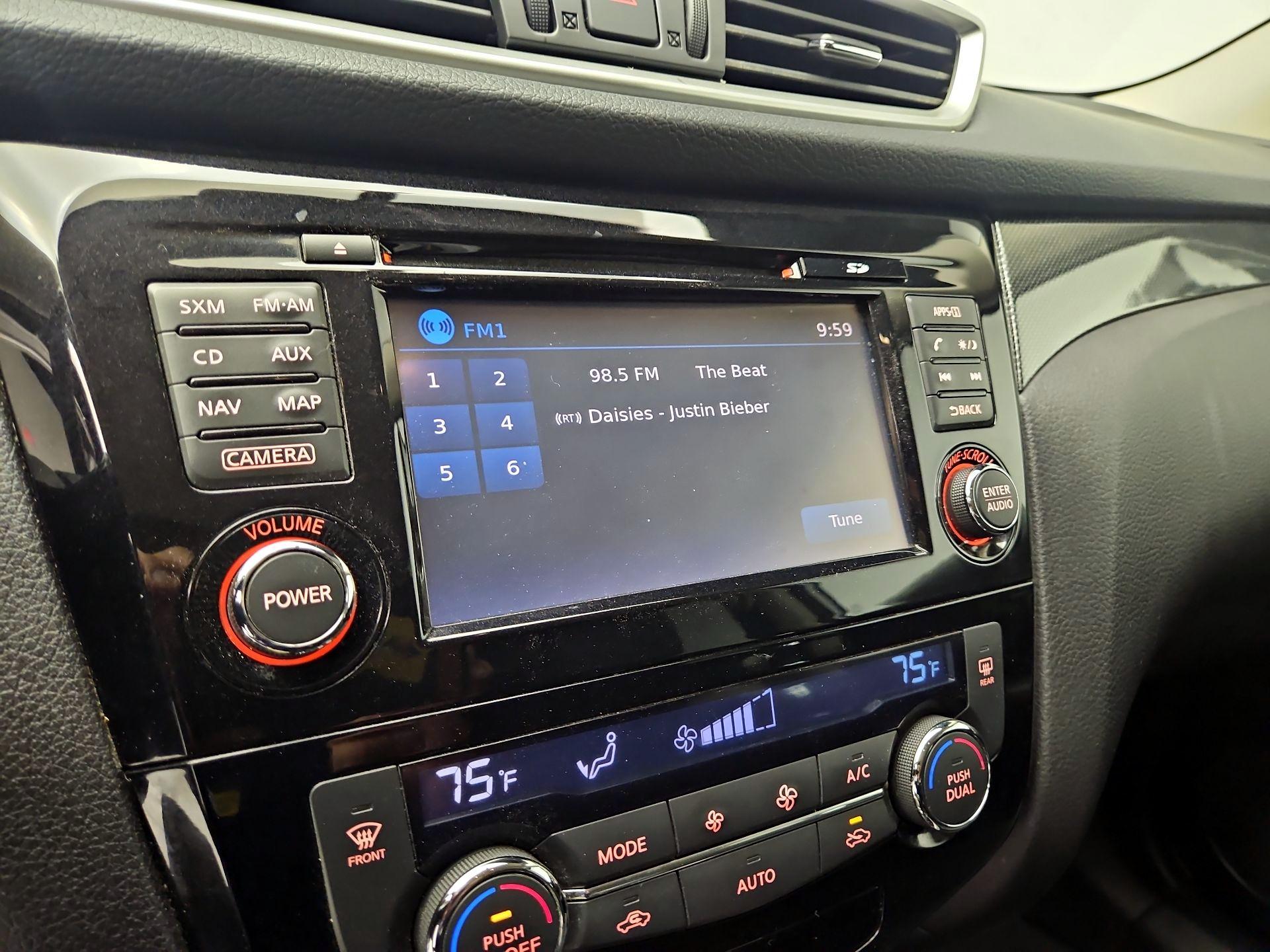 Thumbnail: 2015 Nissan Rogue - 16