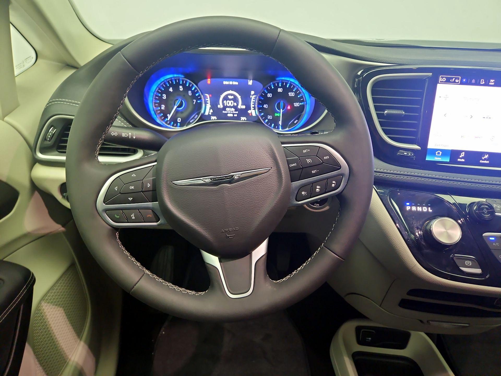 Thumbnail: 2023 Chrysler Pacifica - 10