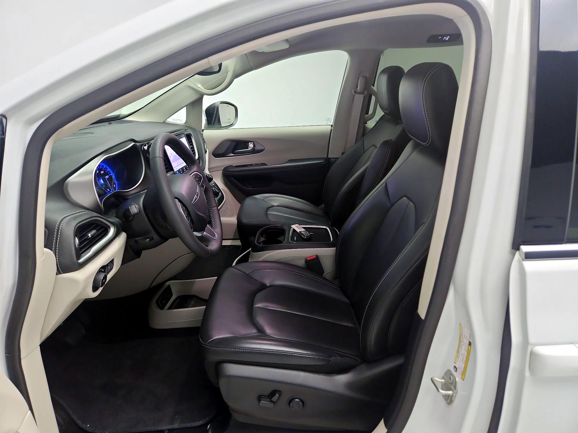 Thumbnail: 2023 Chrysler Pacifica - 11