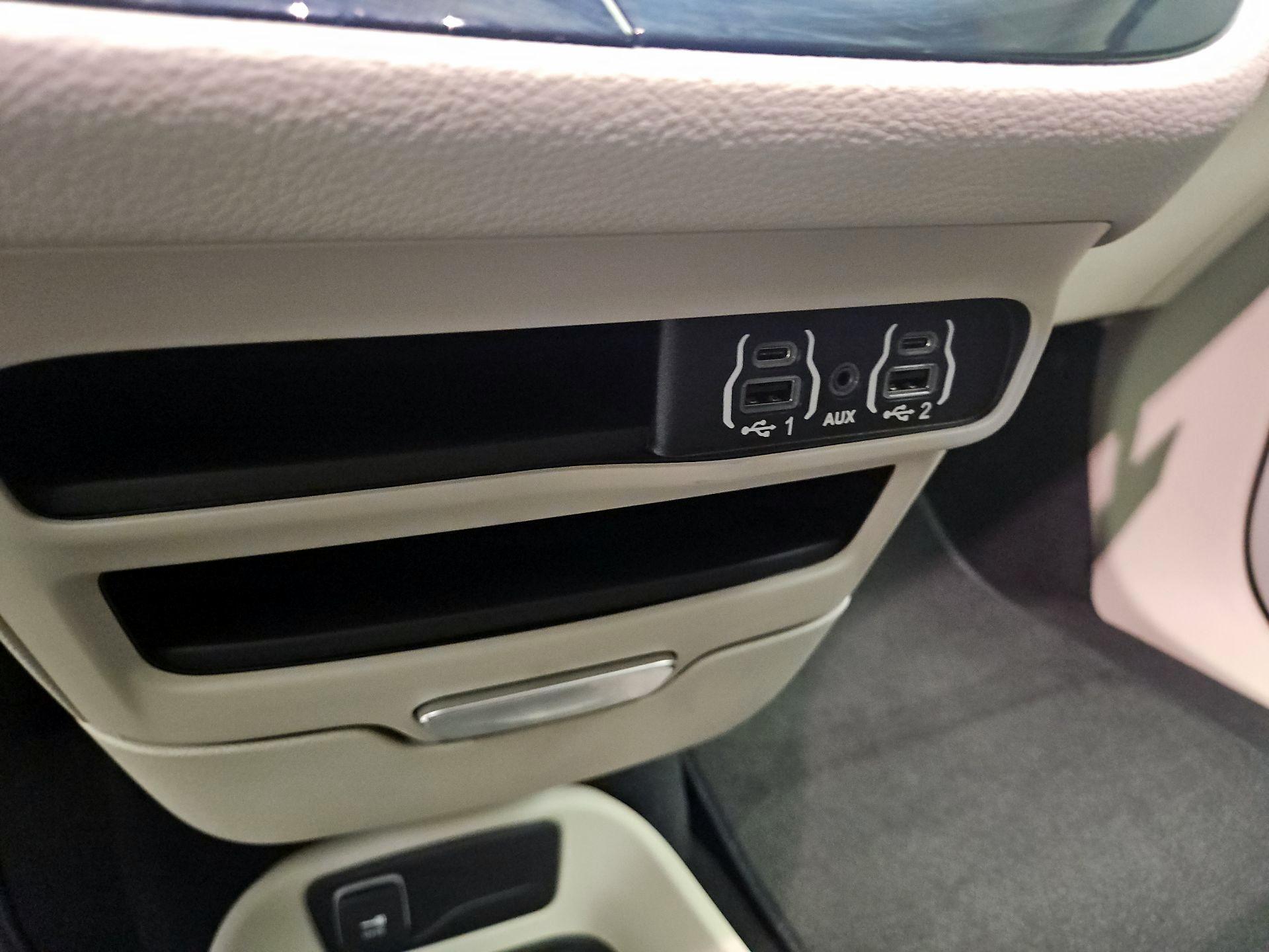 Thumbnail: 2023 Chrysler Pacifica - 18