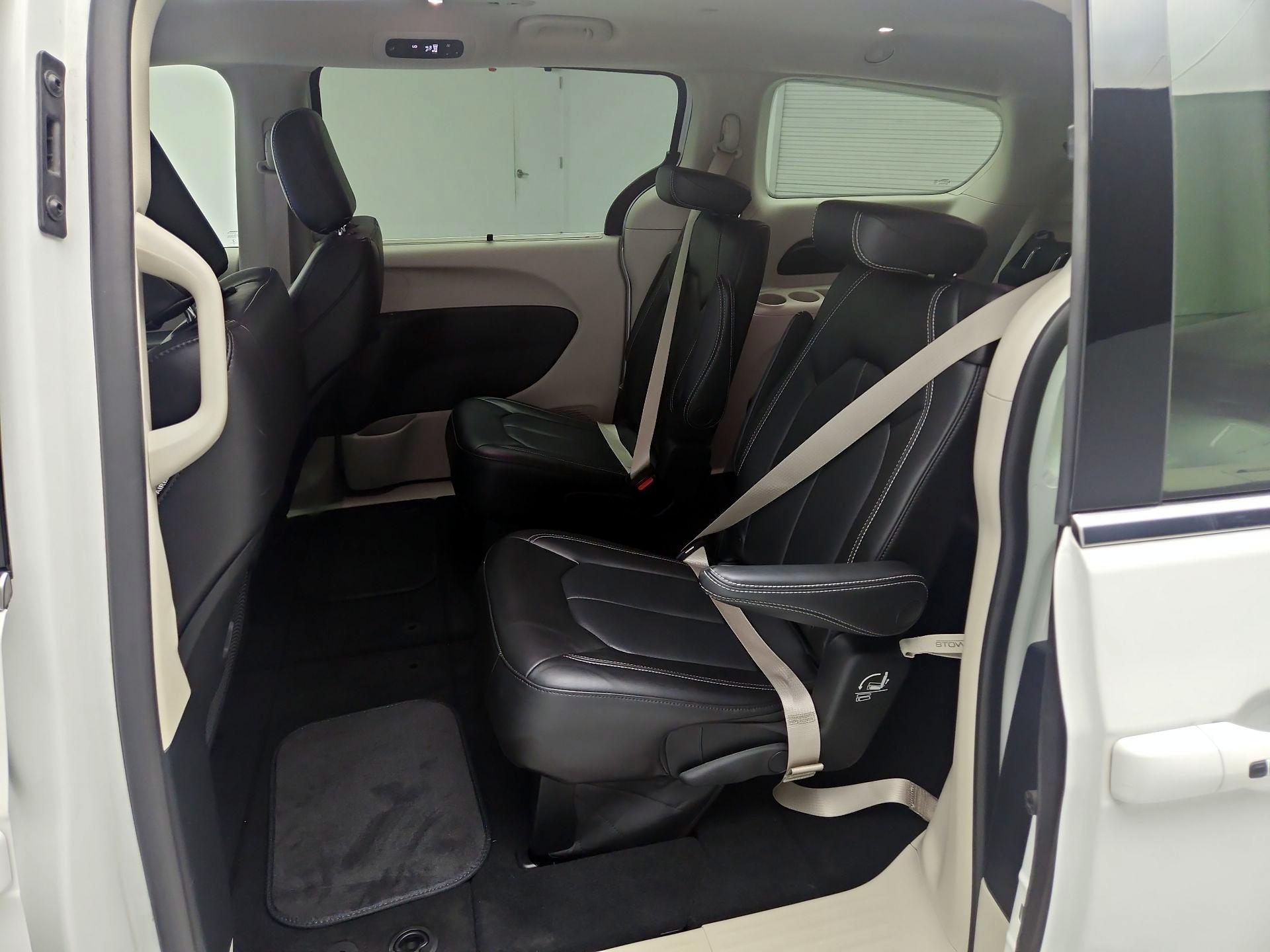 Thumbnail: 2023 Chrysler Pacifica - 19