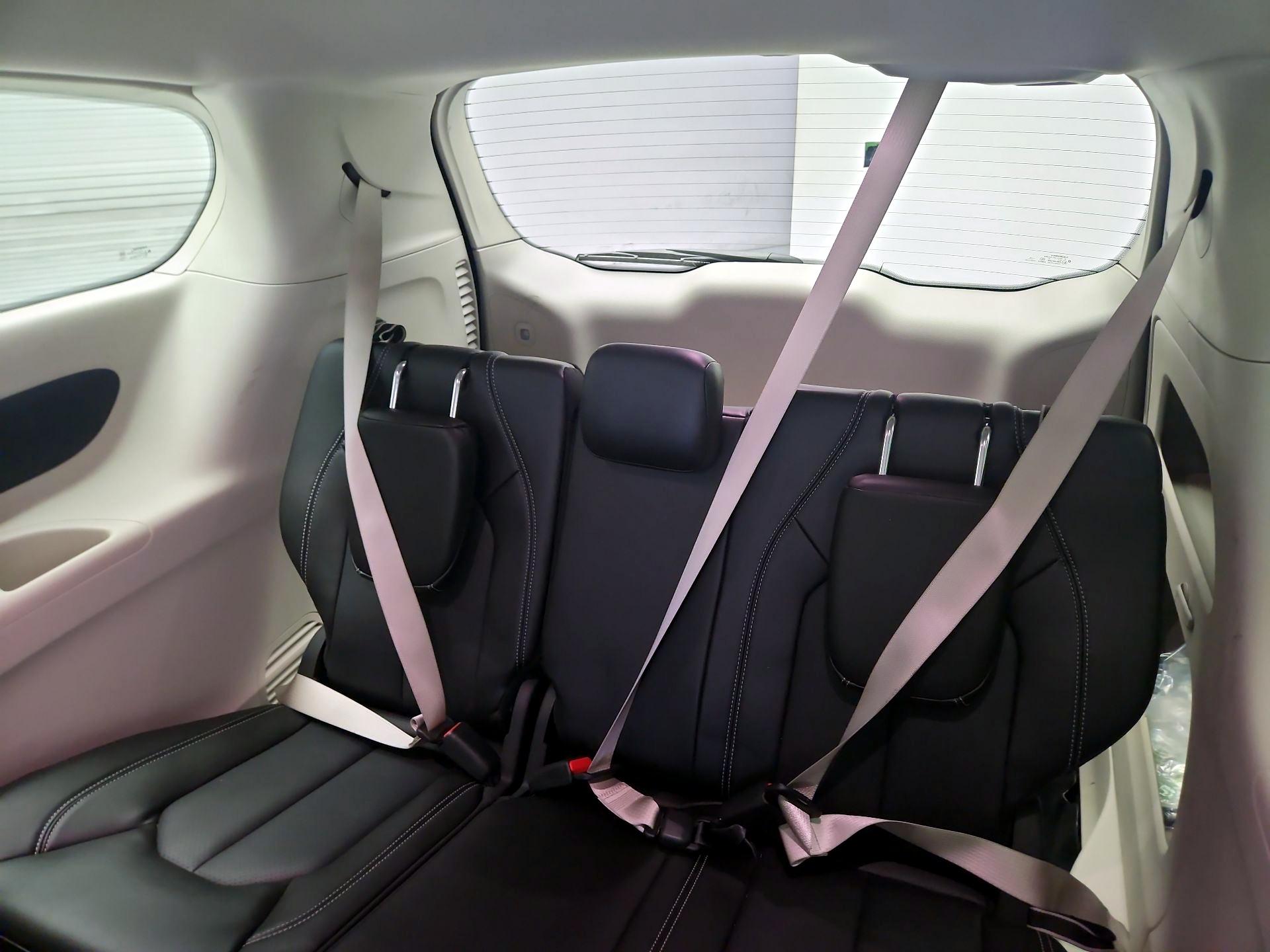 Thumbnail: 2023 Chrysler Pacifica - 20