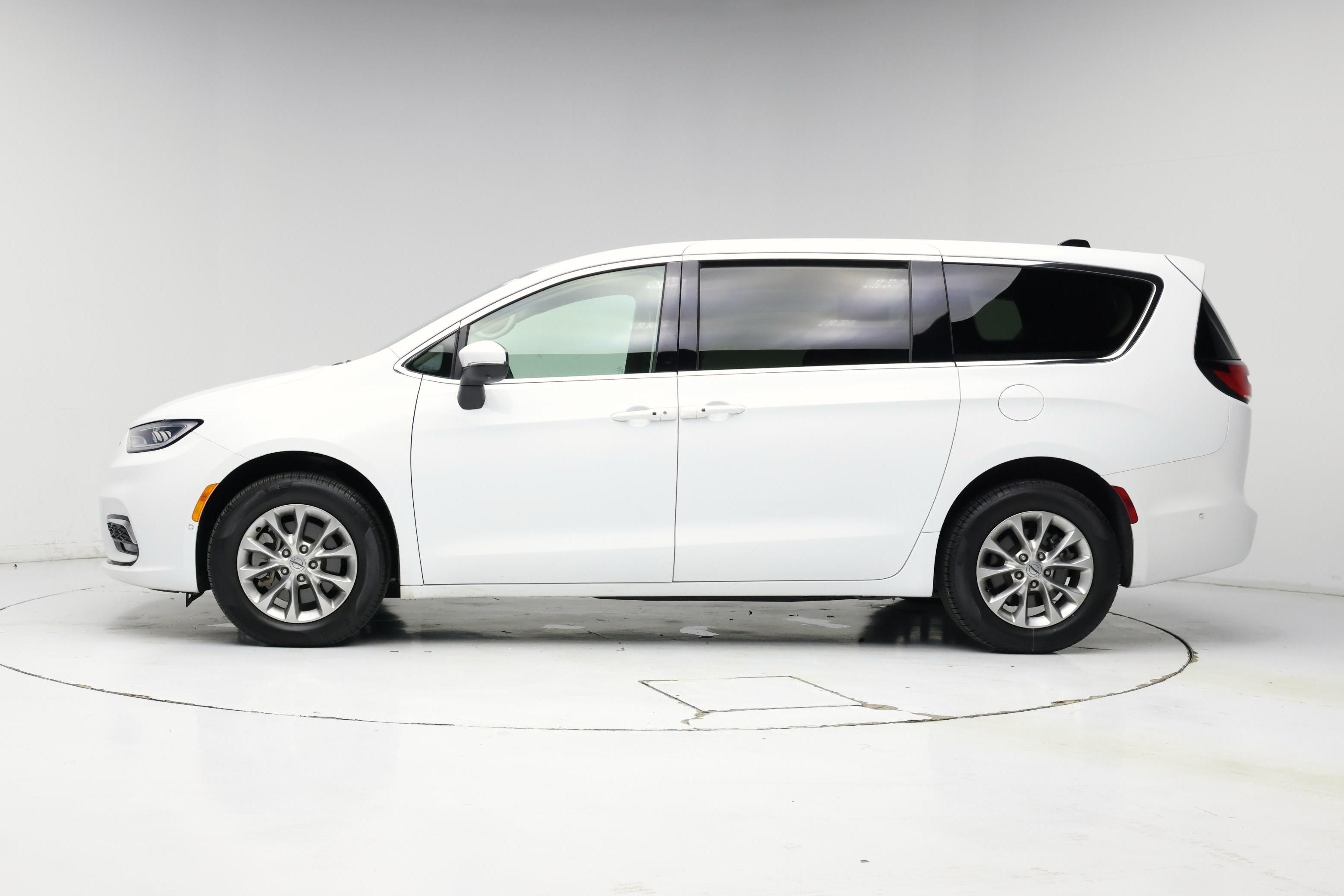 Thumbnail: 2023 Chrysler Pacifica - 3