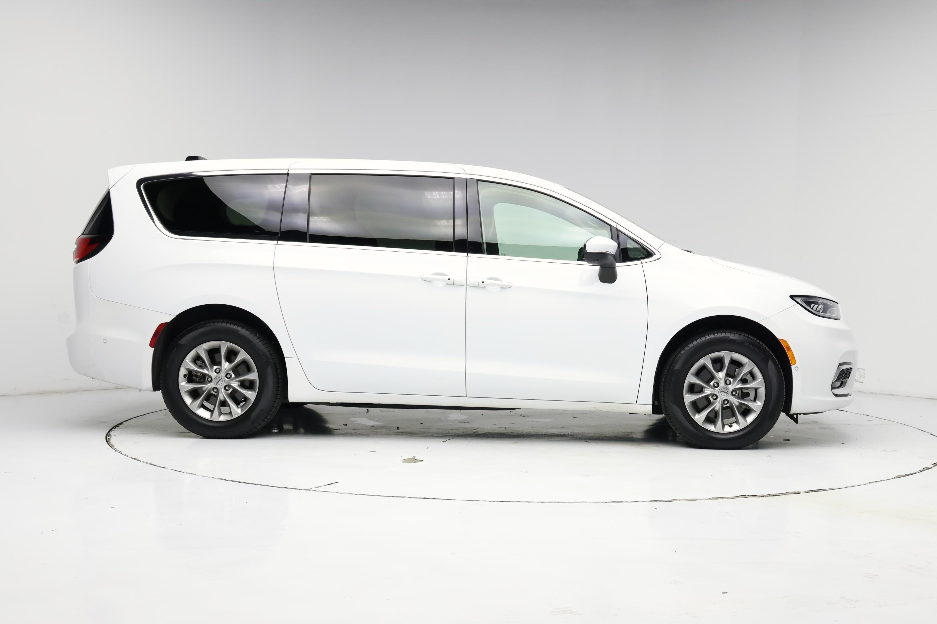 Thumbnail: 2023 Chrysler Pacifica - 7