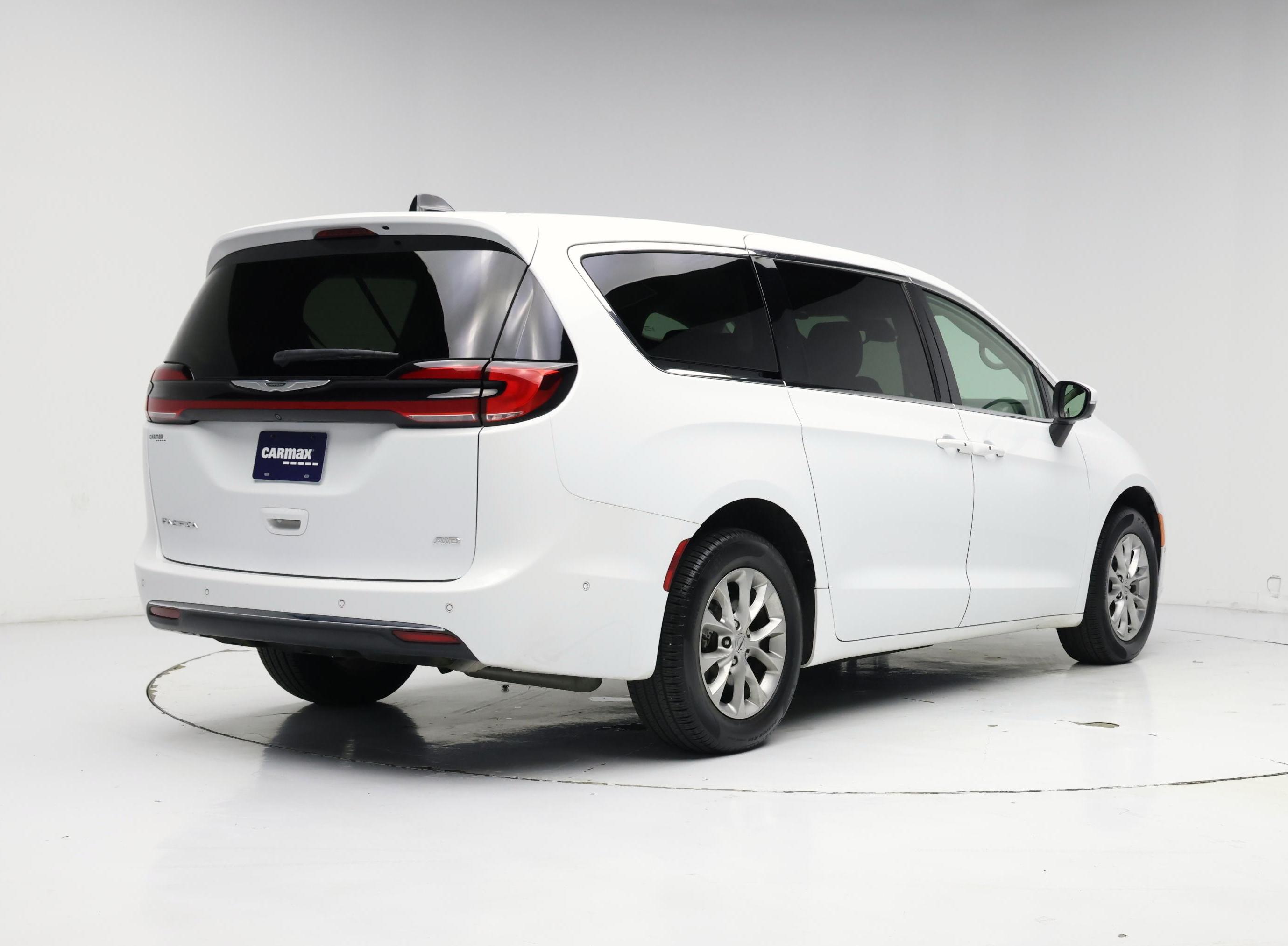 Thumbnail: 2023 Chrysler Pacifica - 8