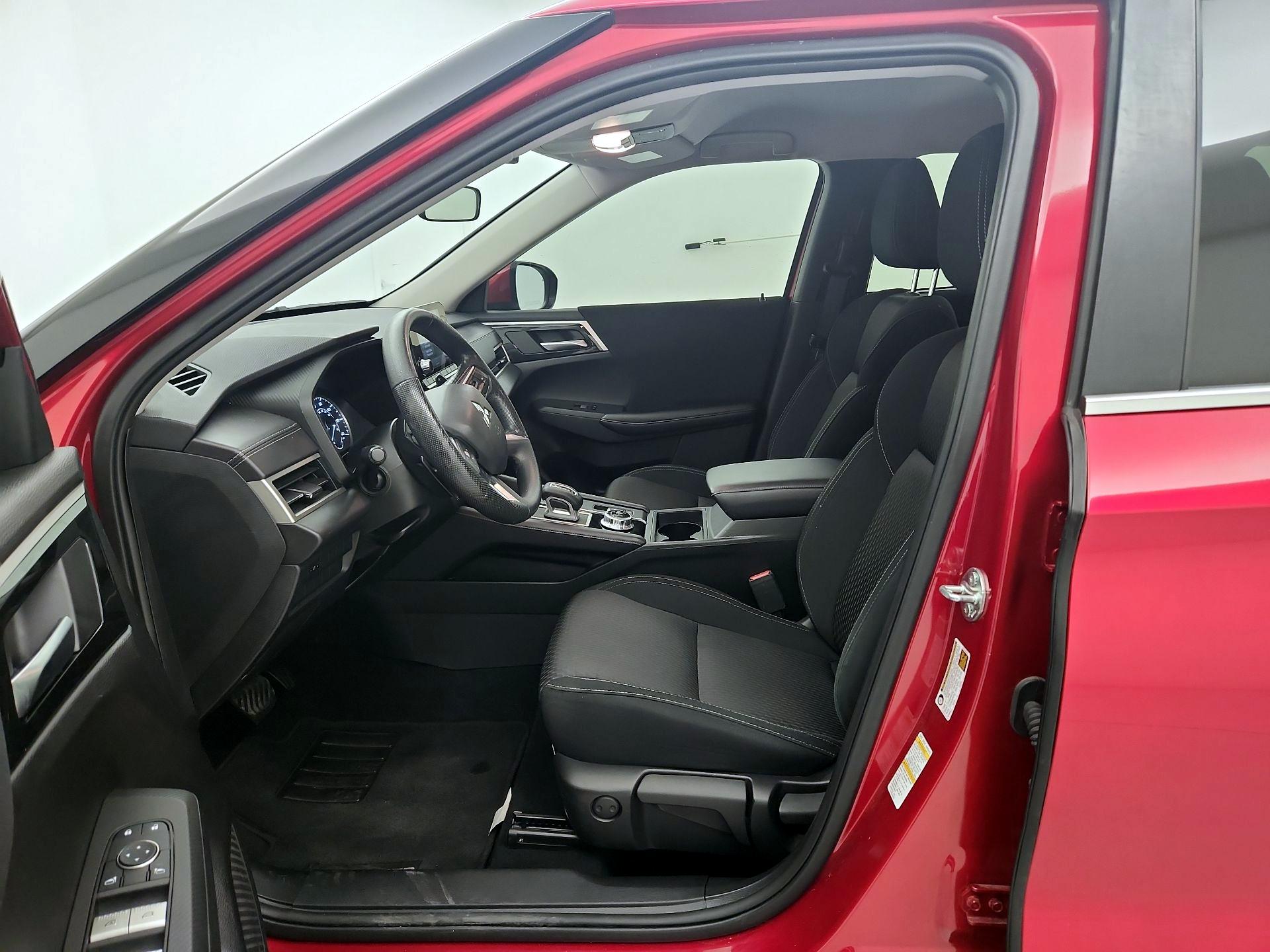 Thumbnail: 2024 Mitsubishi Outlander - 11