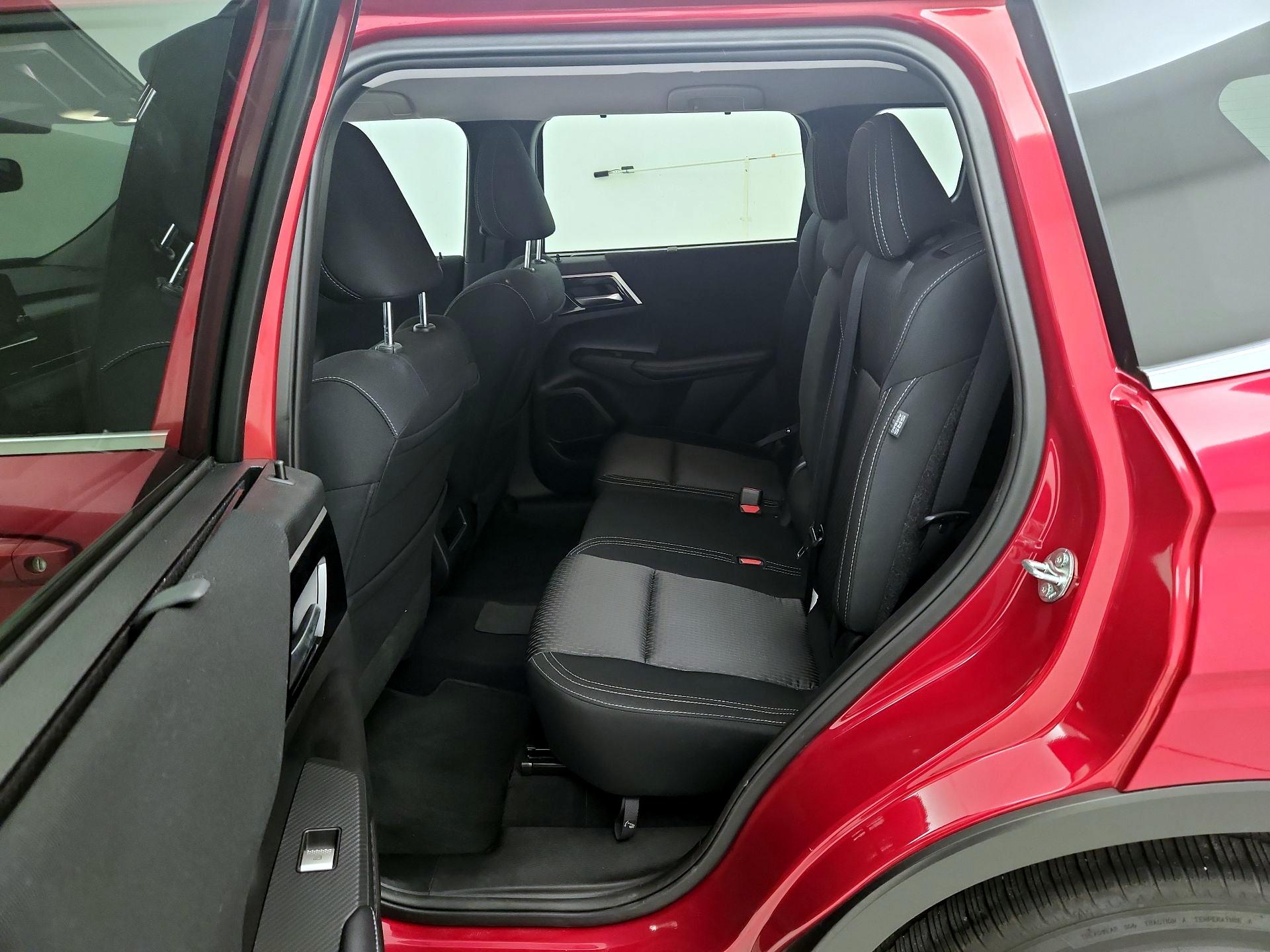 Thumbnail: 2024 Mitsubishi Outlander - 19