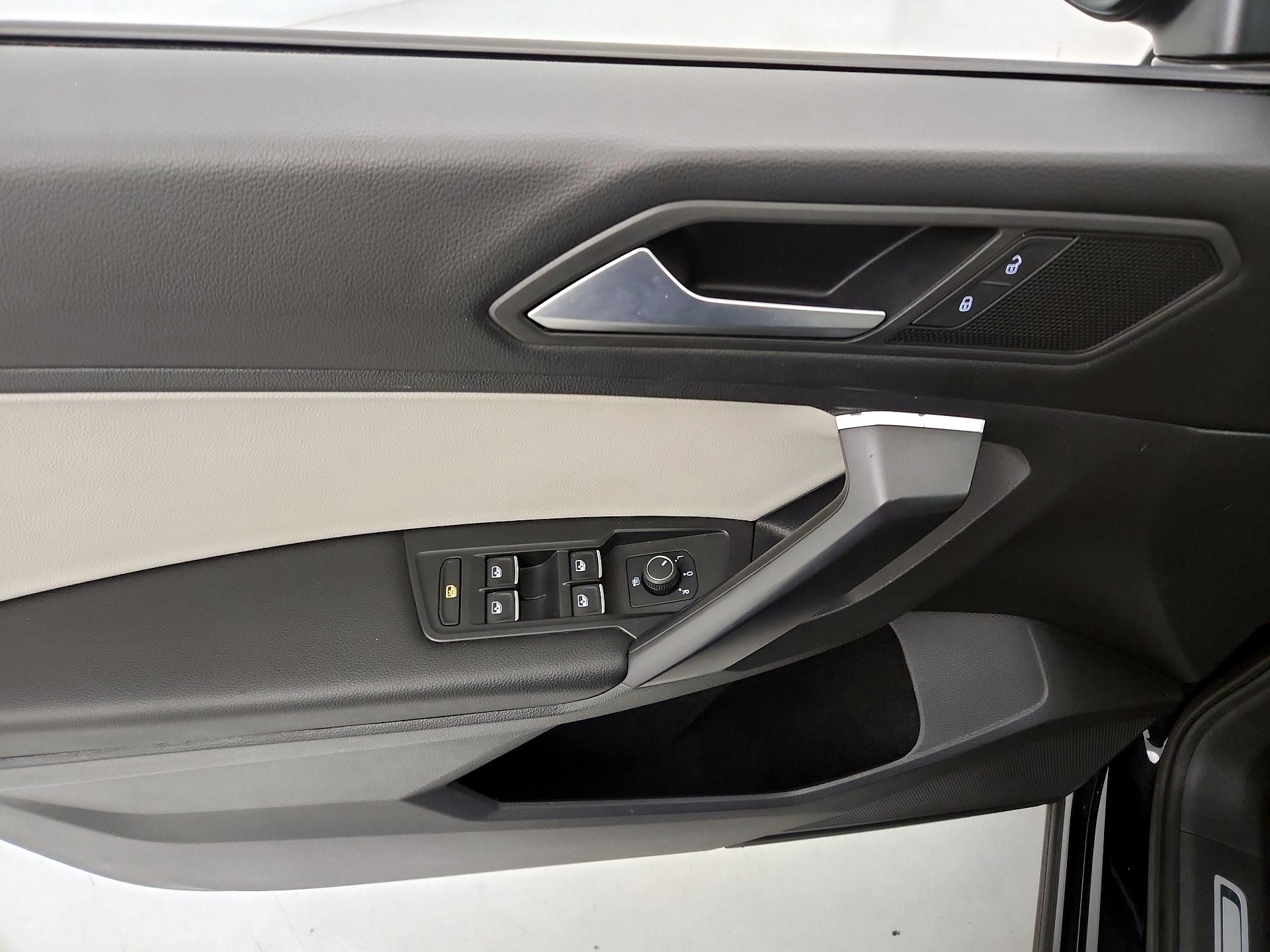 Thumbnail: 2021 Volkswagen Tiguan - 12