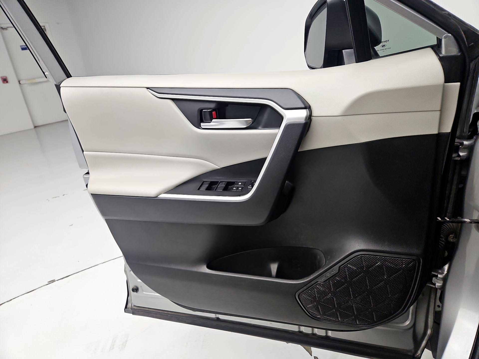 Thumbnail: 2021 Toyota RAV4 - 12