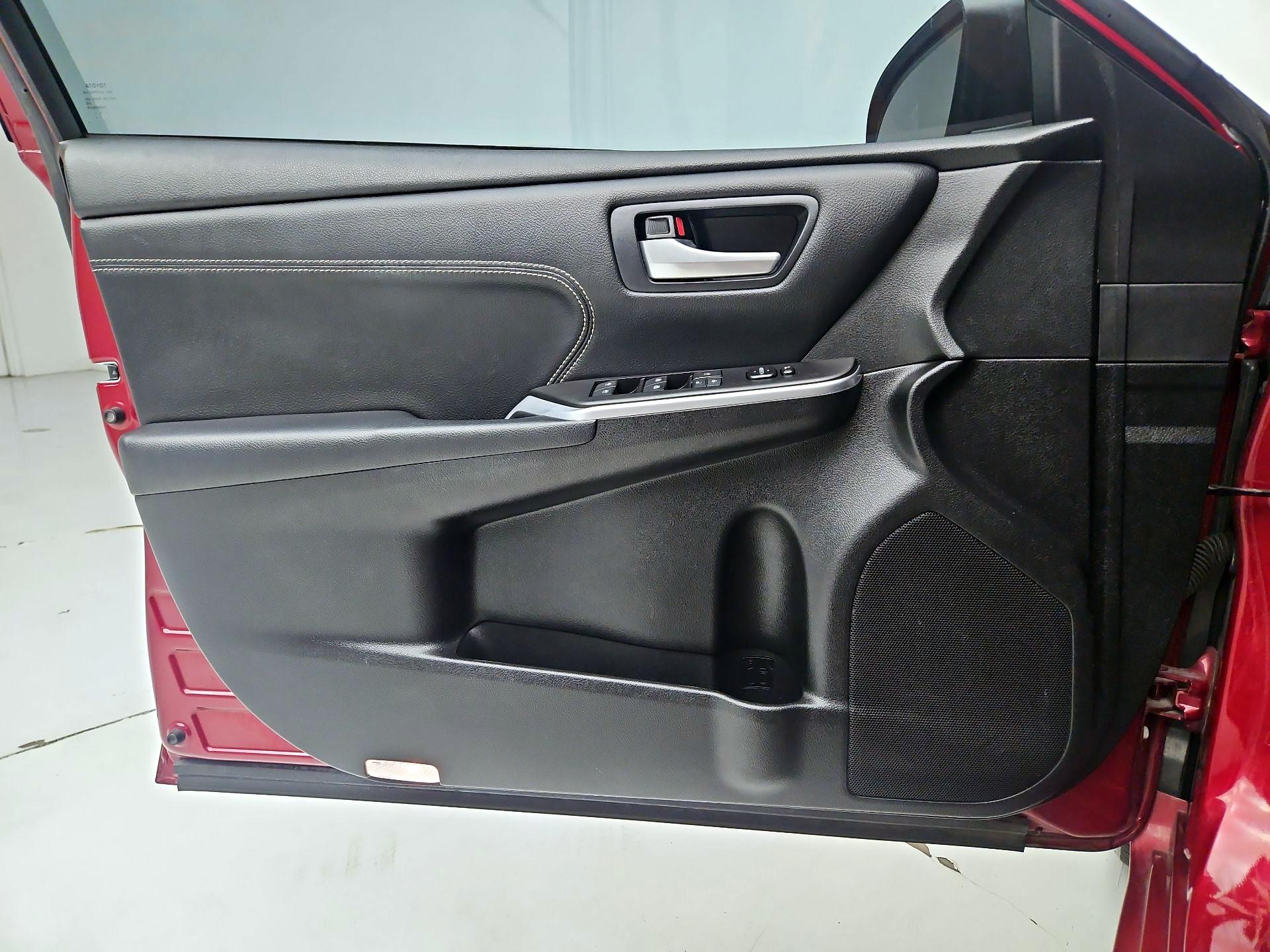 Thumbnail: 2017 Toyota Camry - 12