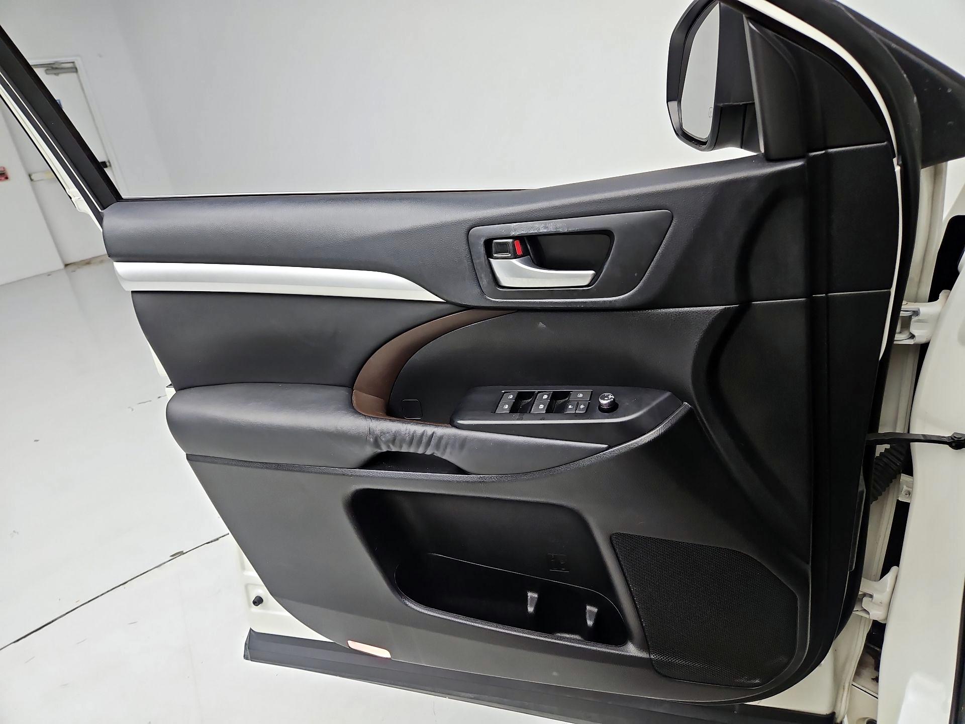 Thumbnail: 2015 Toyota Highlander - 12