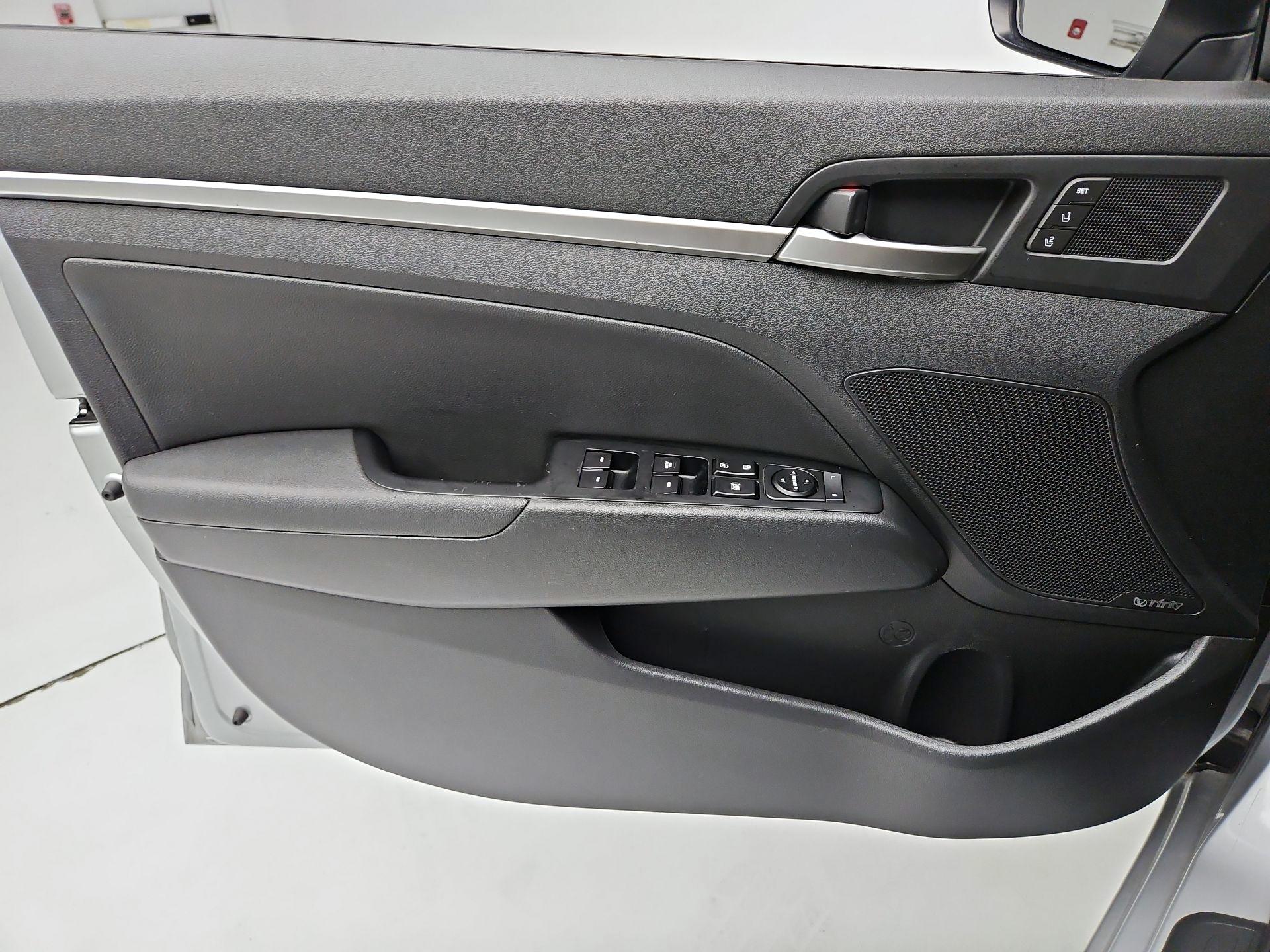 Thumbnail: 2020 Hyundai Elantra - 12