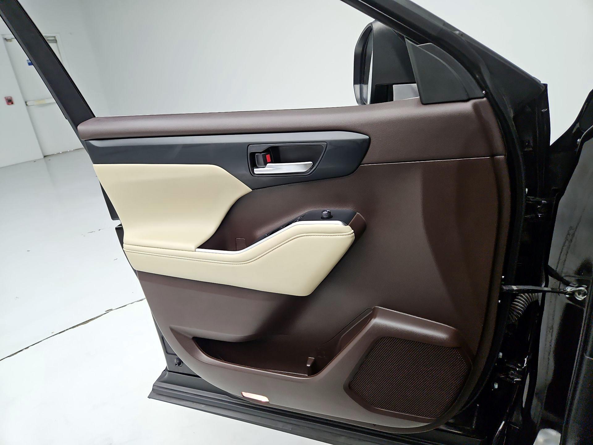 Thumbnail: 2022 Toyota Highlander - 12