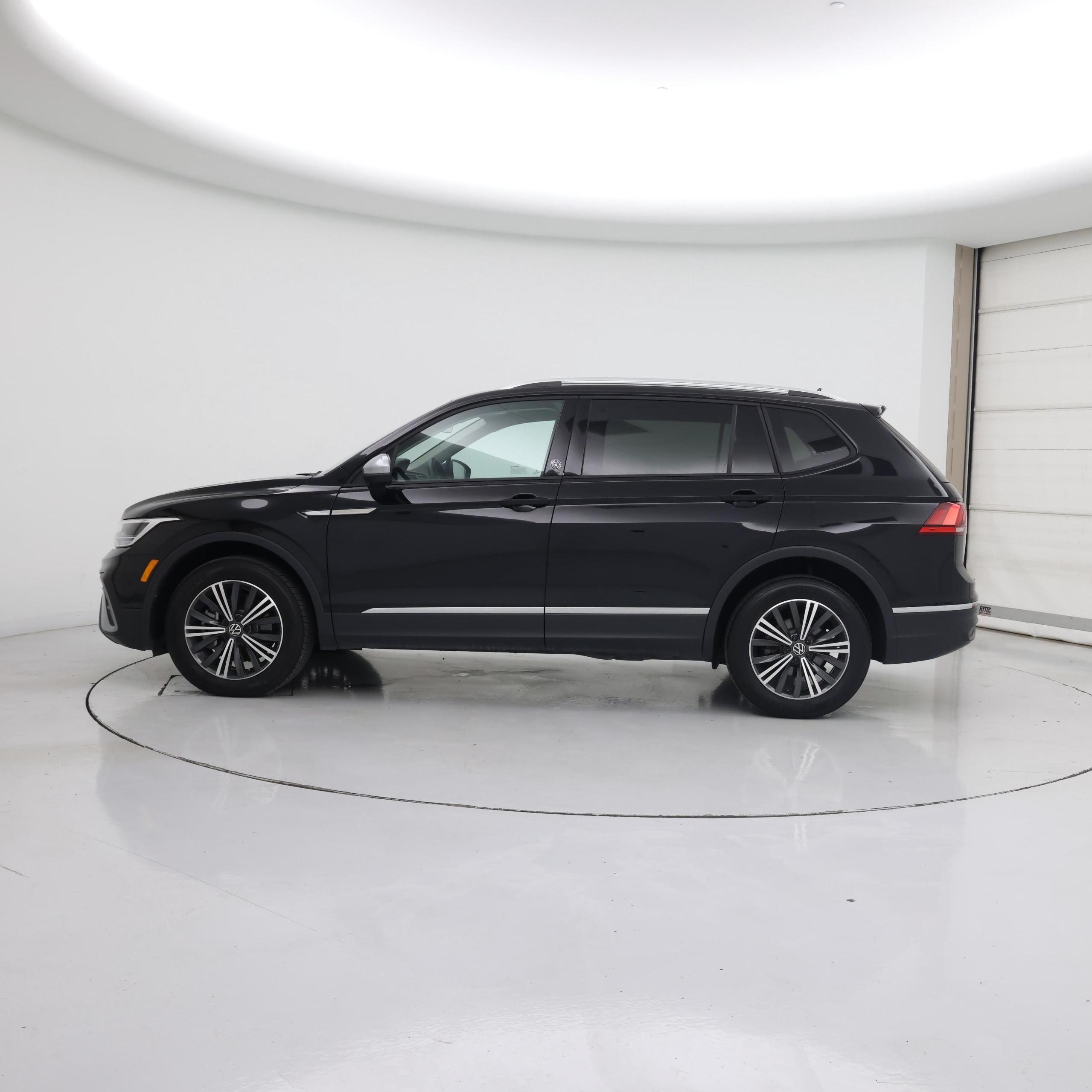 Thumbnail: 2024 Volkswagen Tiguan - 3