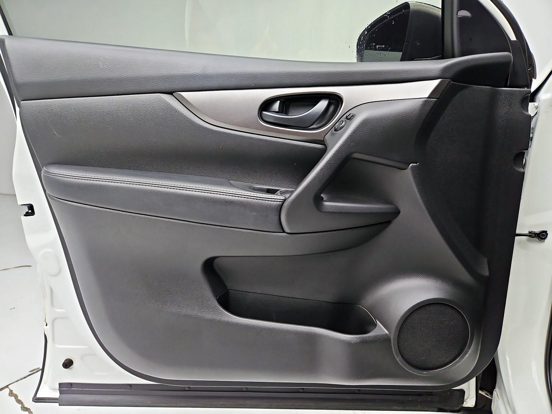 Thumbnail: 2020 Nissan Rogue Sport - 12