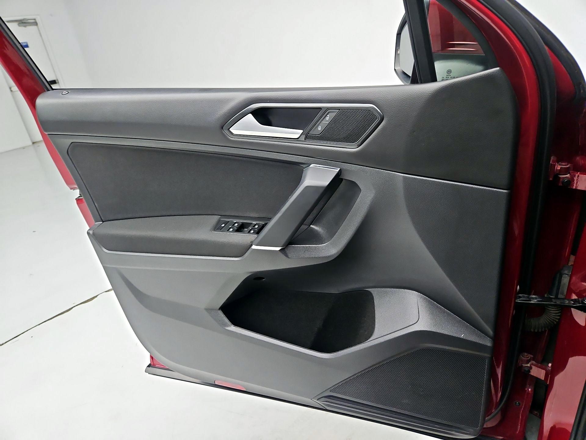 Thumbnail: 2018 Volkswagen Tiguan - 12