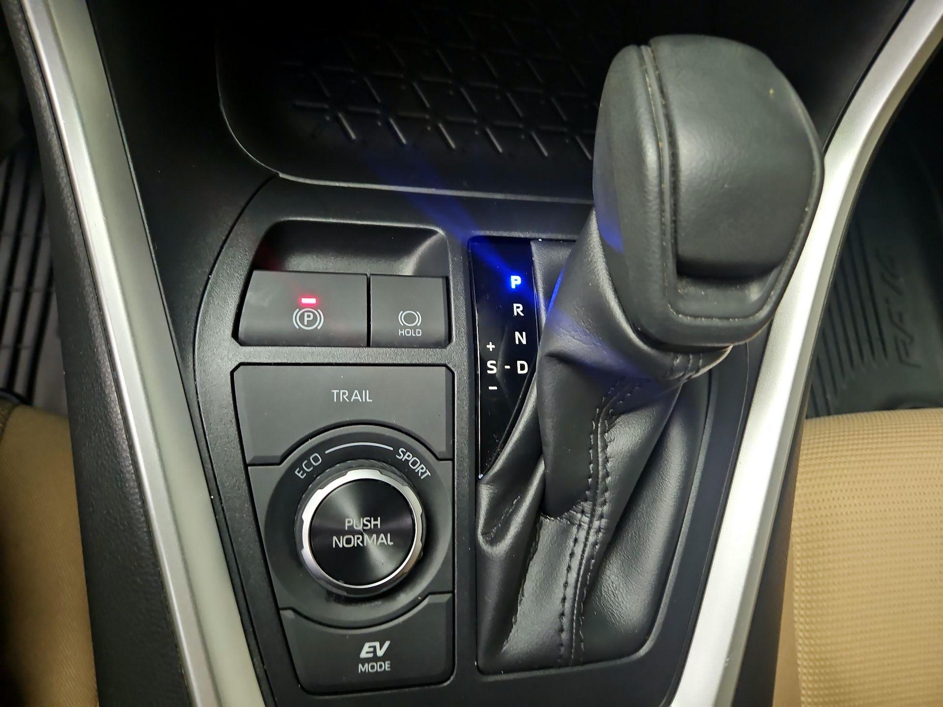 Thumbnail: 2022 Toyota RAV4 - 17