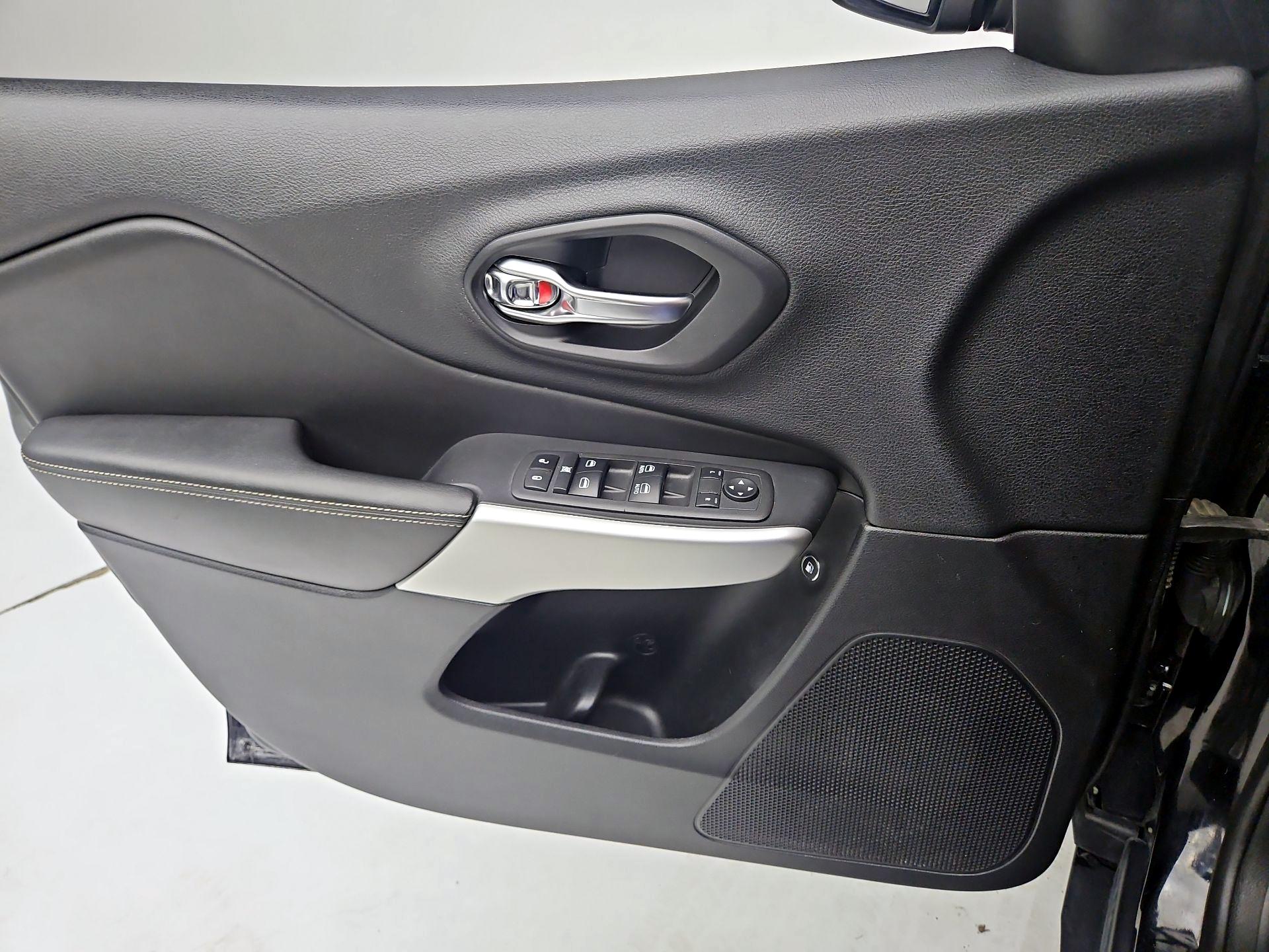 Thumbnail: 2018 Jeep Cherokee - 12