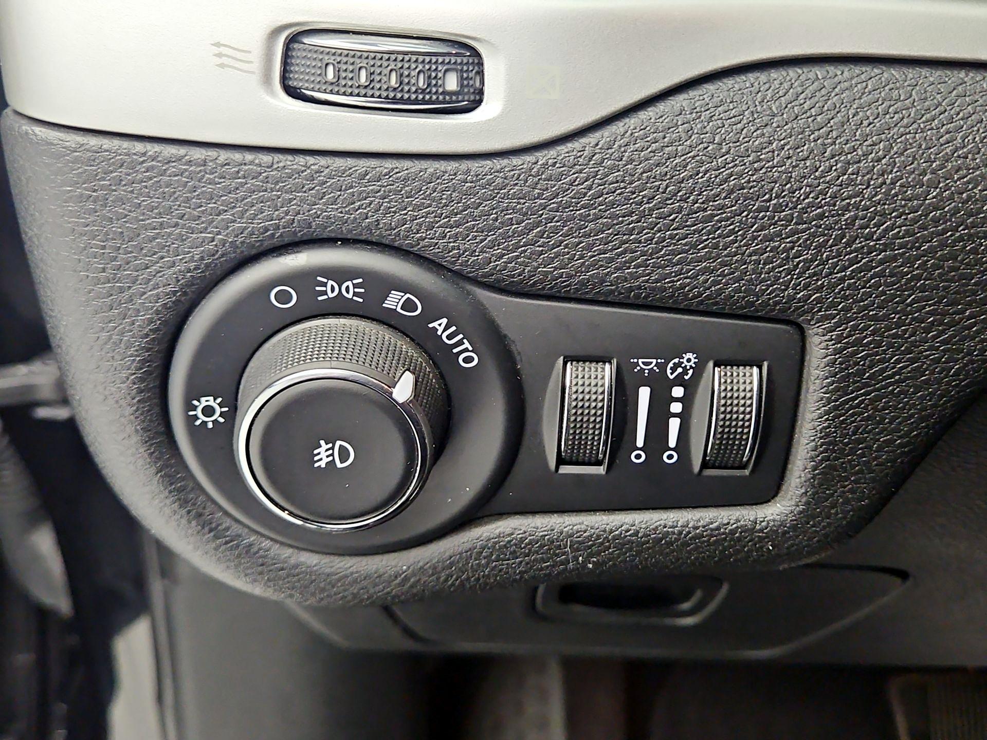 Thumbnail: 2018 Jeep Cherokee - 13