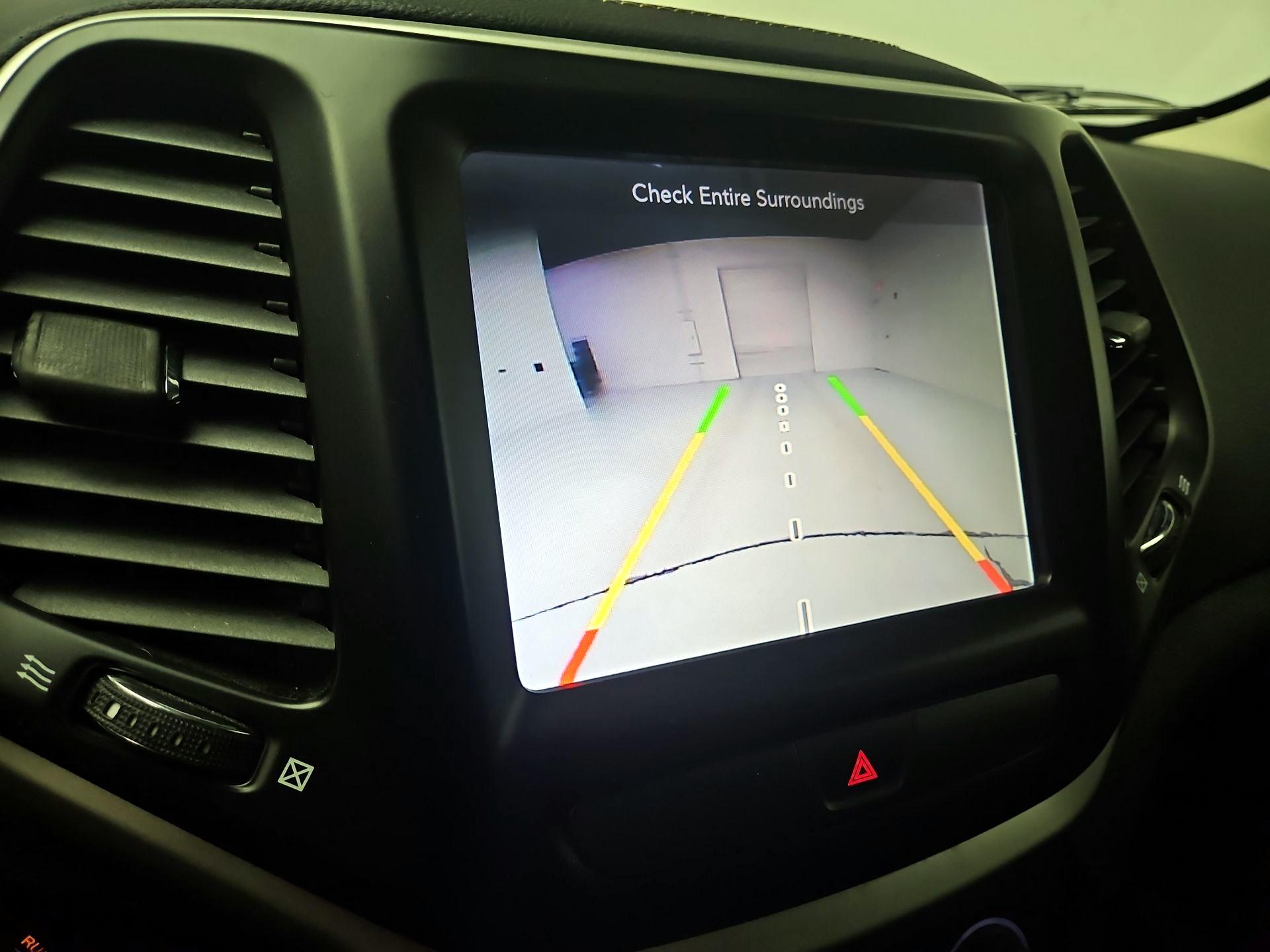 Thumbnail: 2018 Jeep Cherokee - 14