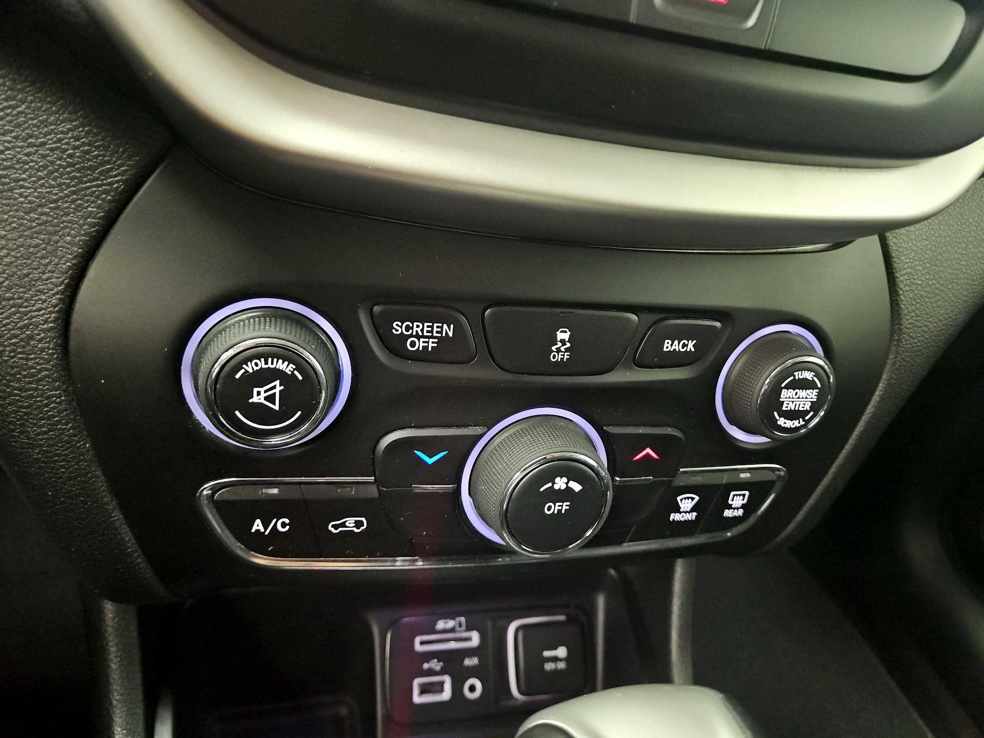 Thumbnail: 2018 Jeep Cherokee - 16