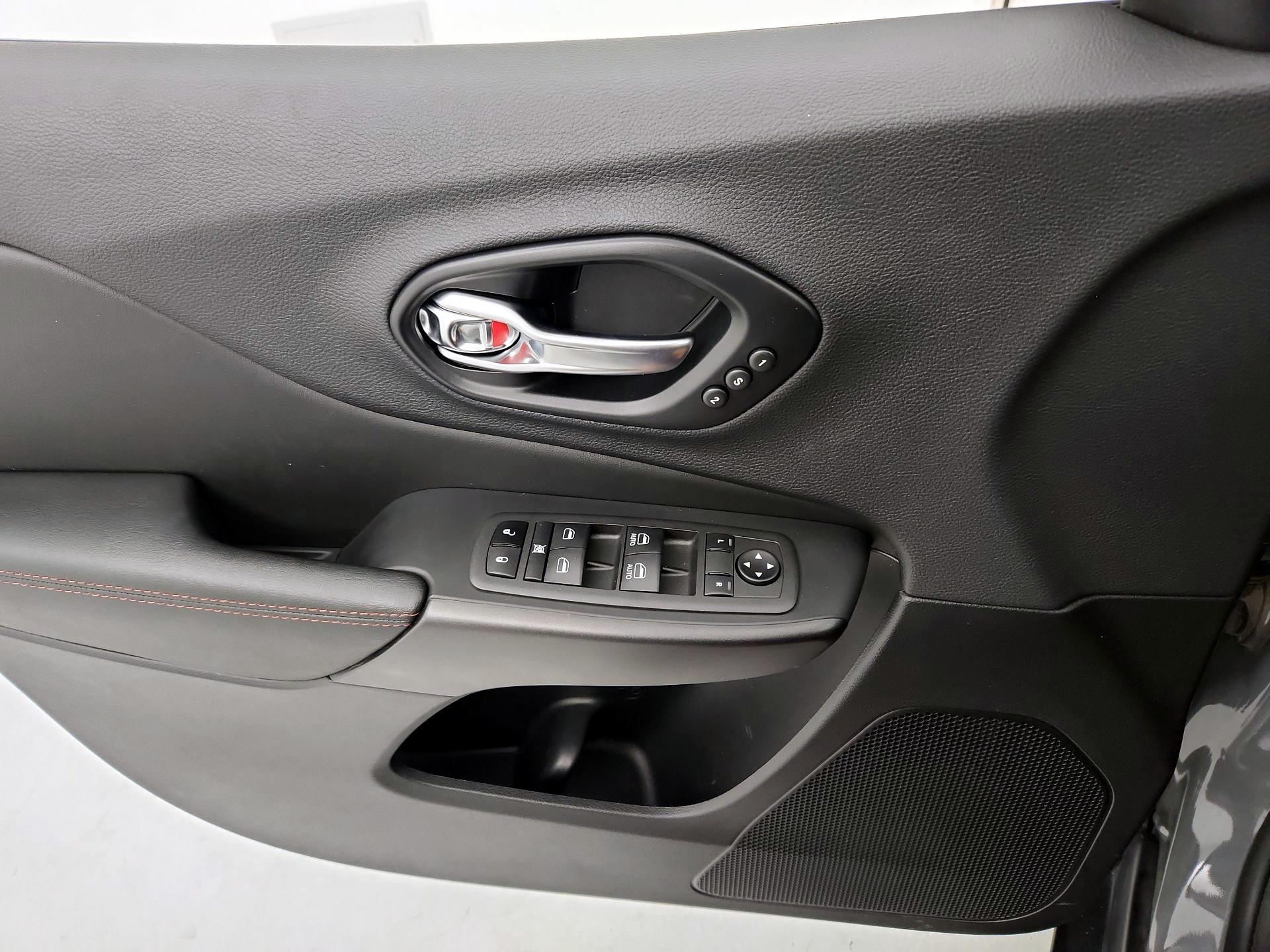 Thumbnail: 2022 Jeep Cherokee - 12