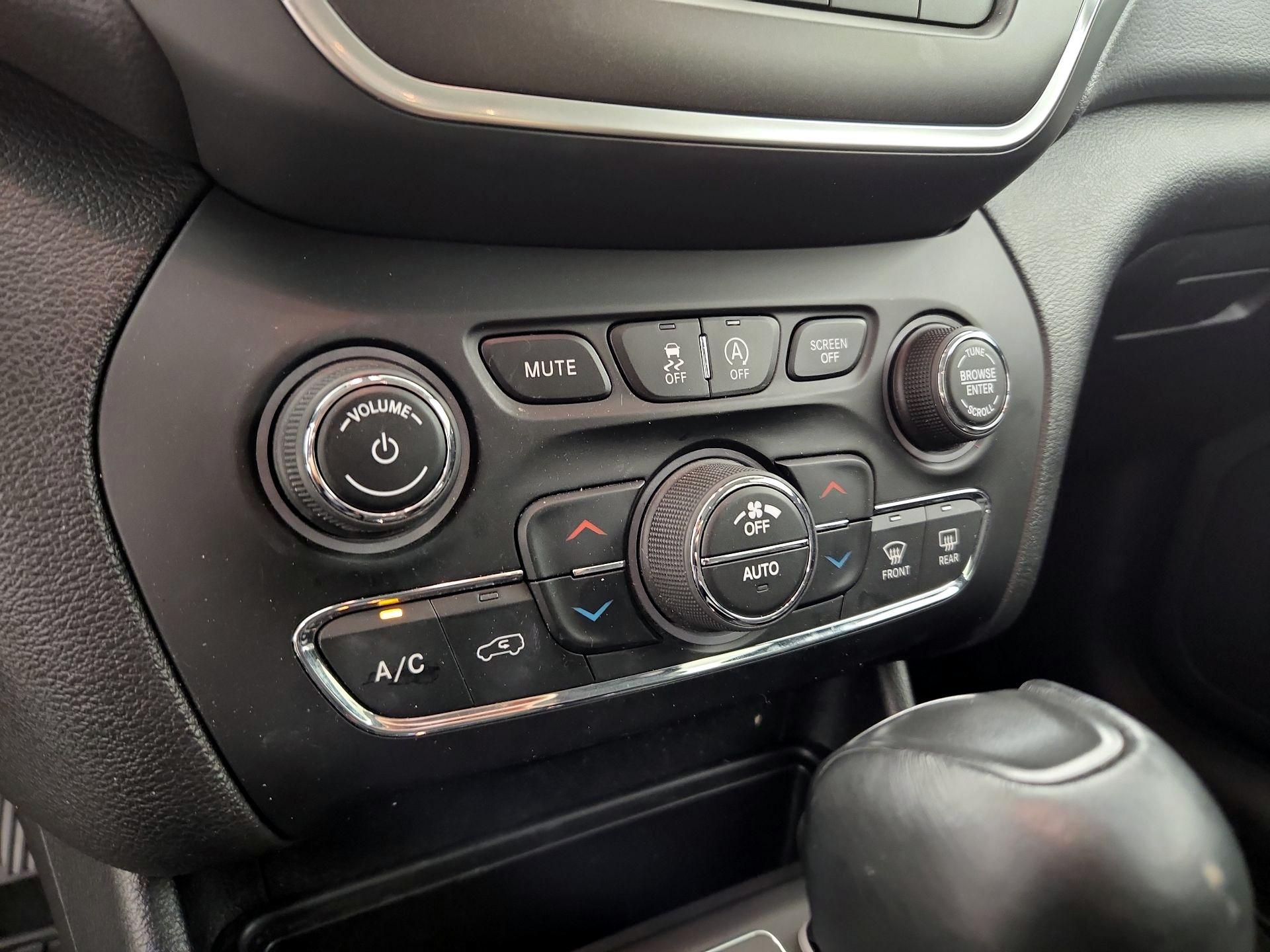 Thumbnail: 2022 Jeep Cherokee - 16