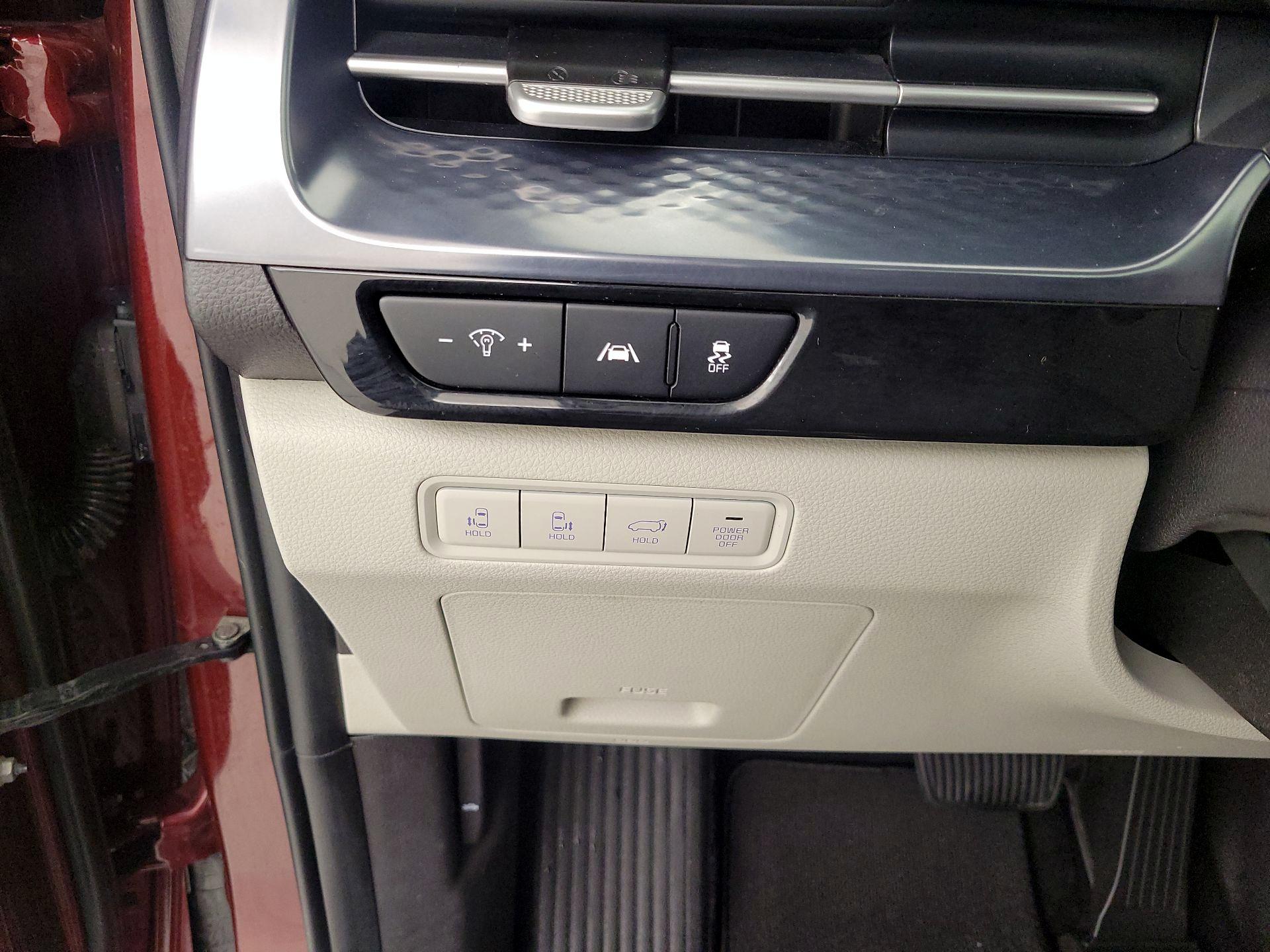 Thumbnail: 2022 Kia Carnival - 11