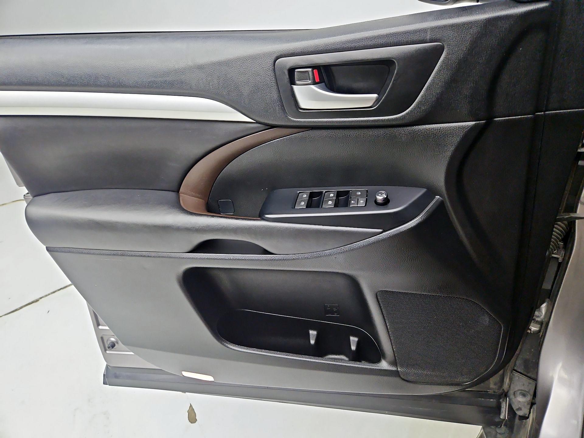 Thumbnail: 2017 Toyota Highlander - 12