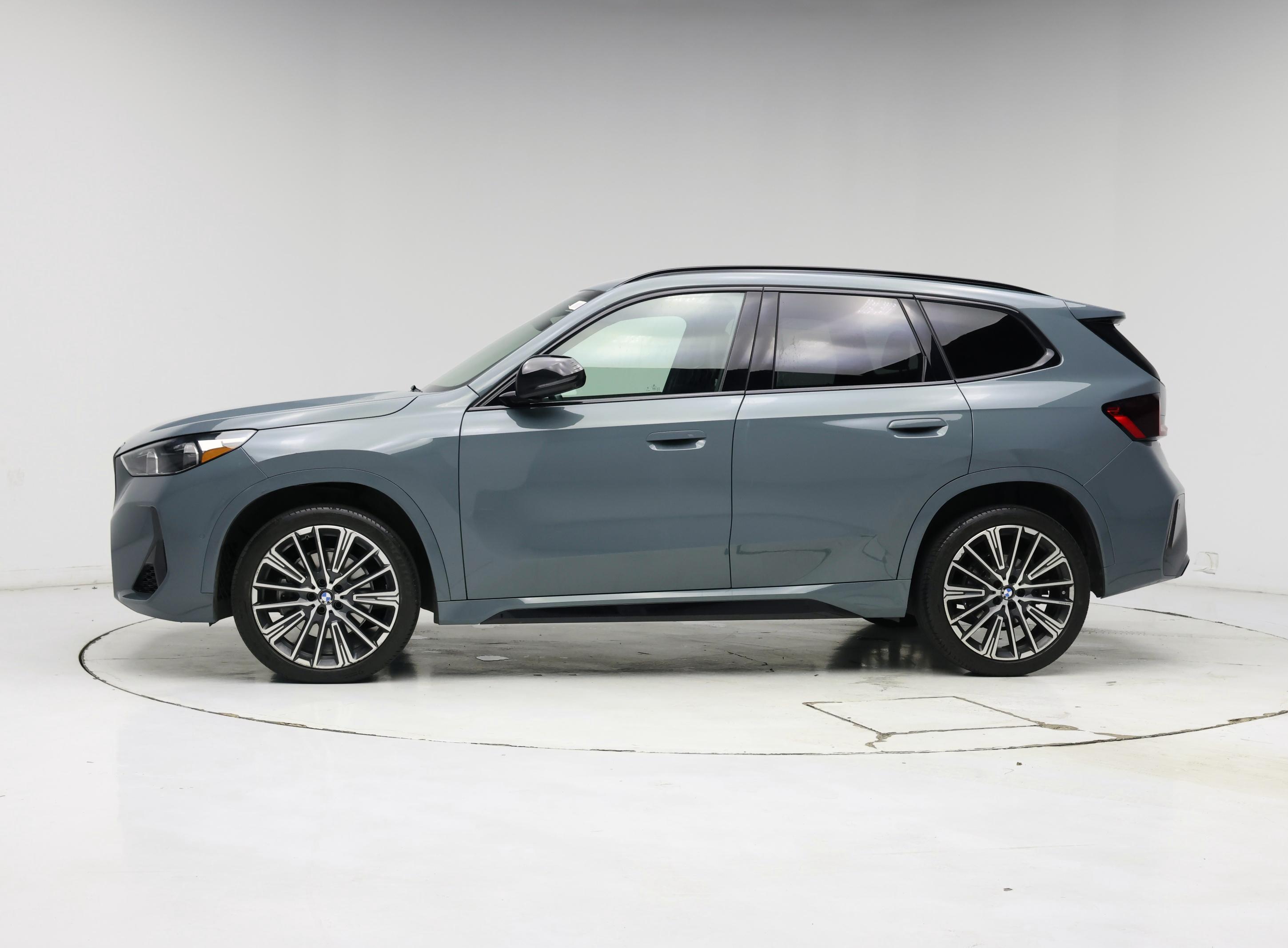 Thumbnail: 2023 BMW X1 - 3