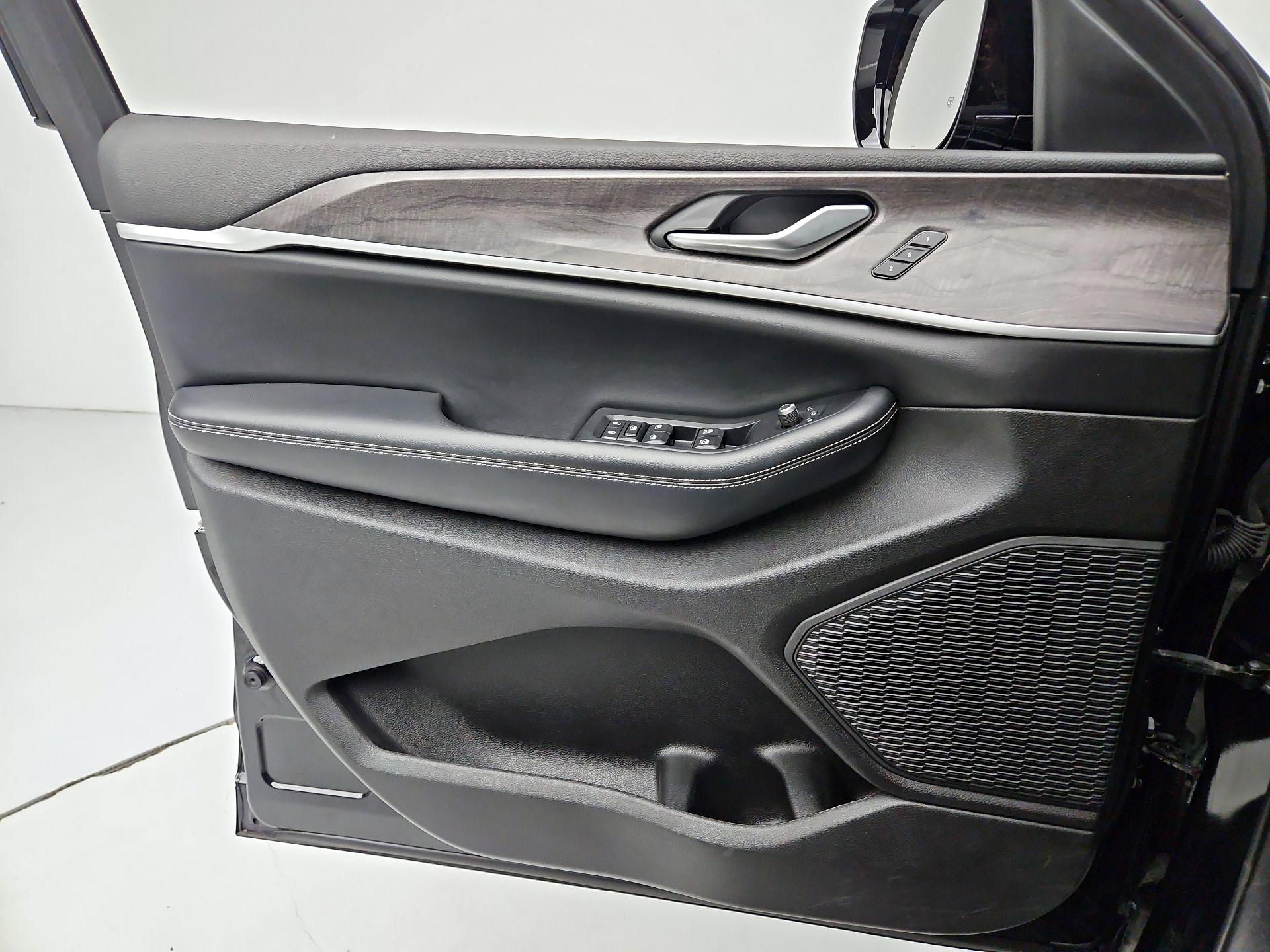 Thumbnail: 2023 Jeep Grand Cherokee - 12