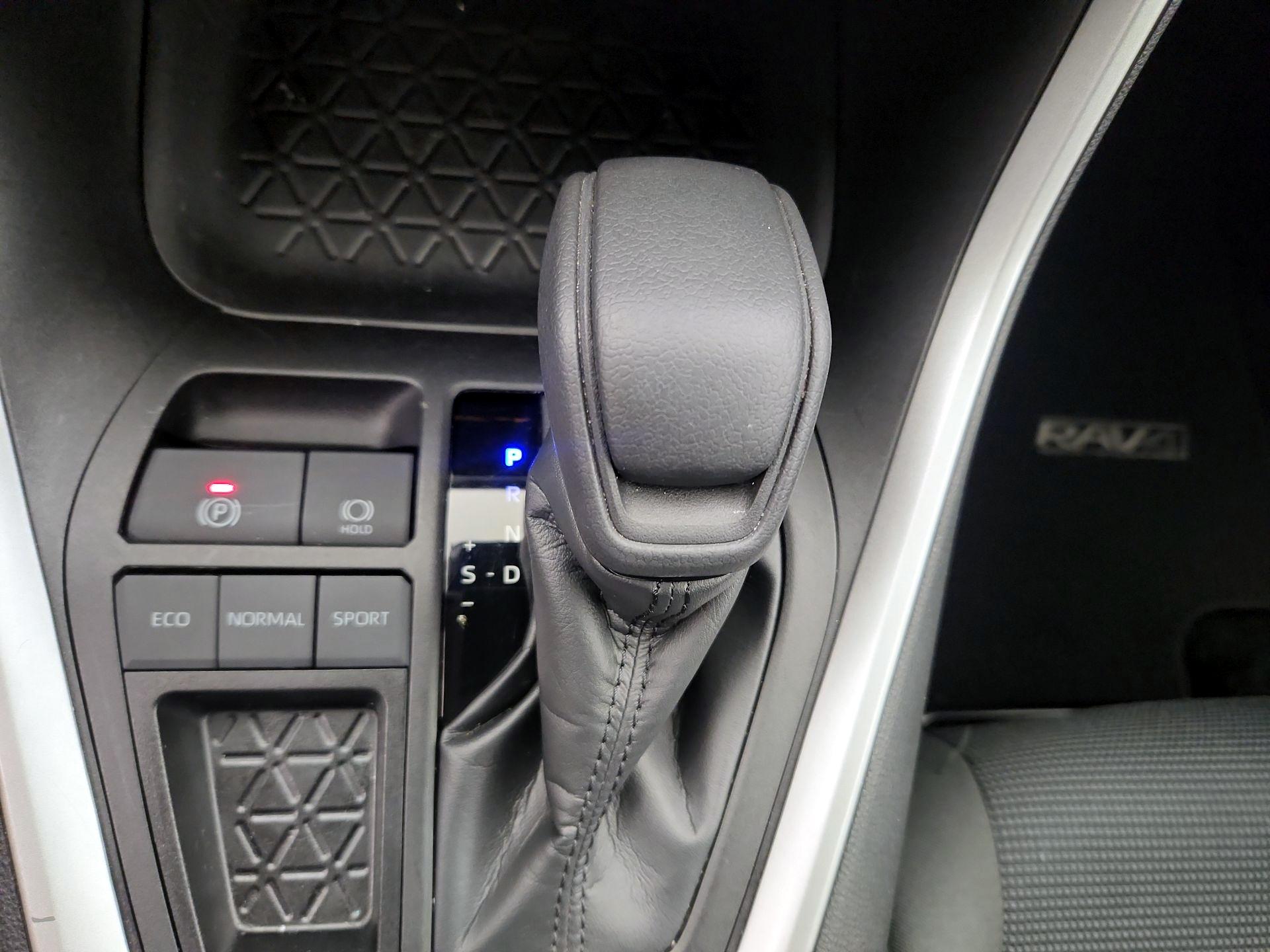 Thumbnail: 2022 Toyota RAV4 - 17