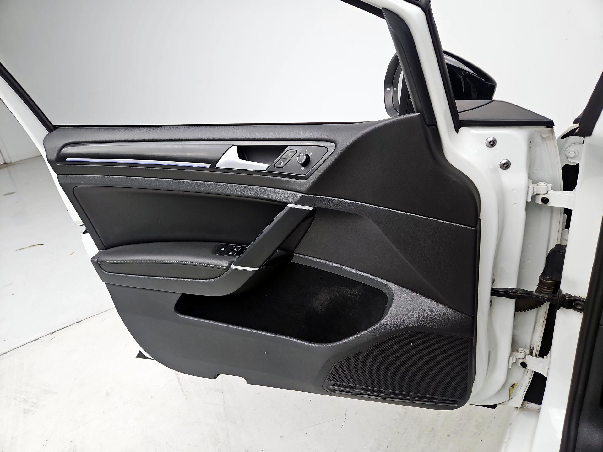 Thumbnail: 2016 Volkswagen Golf - 12