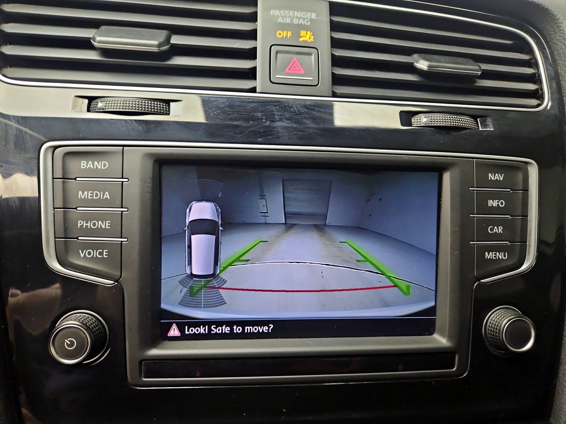 Thumbnail: 2016 Volkswagen Golf - 14