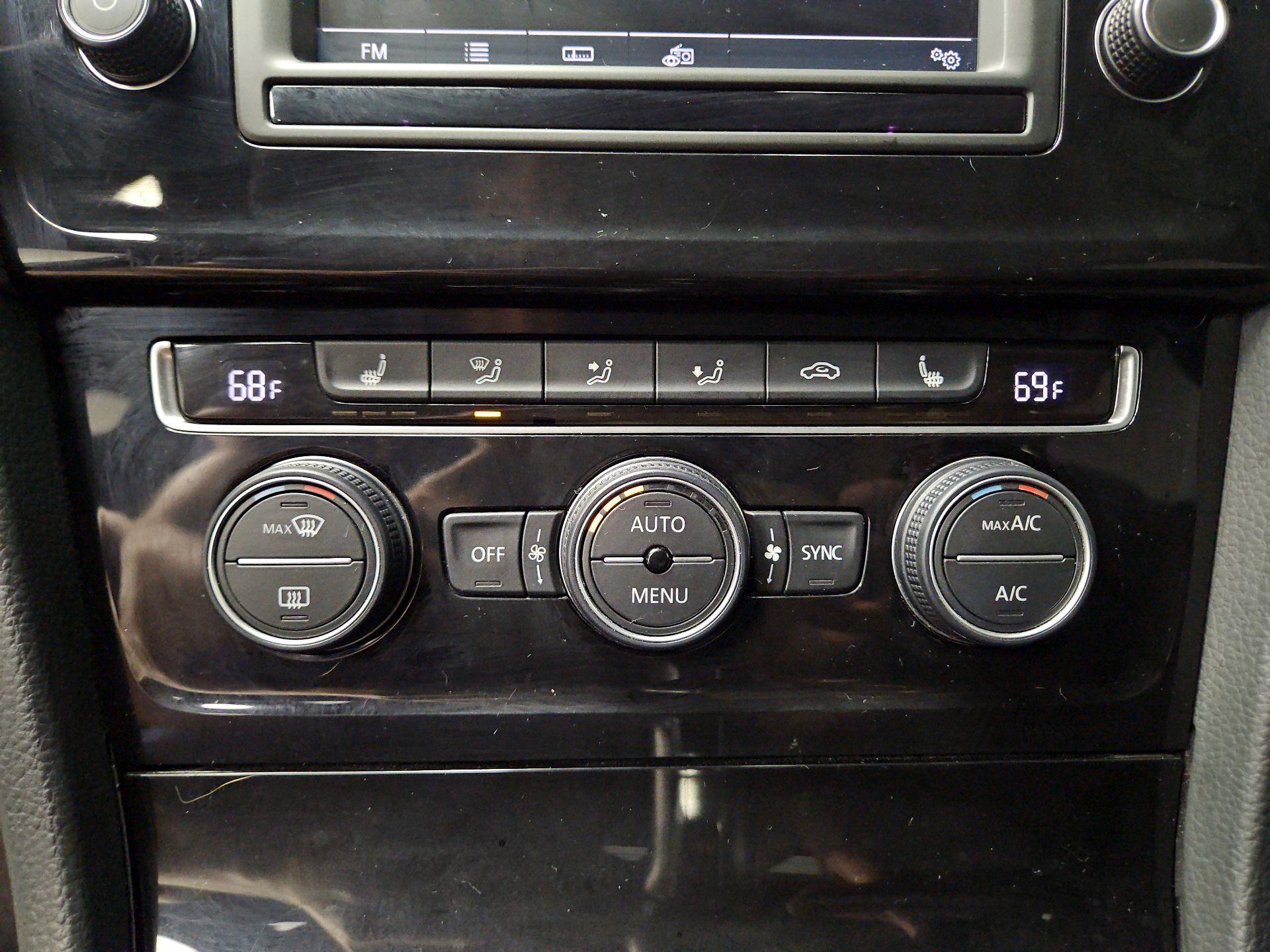 Thumbnail: 2016 Volkswagen Golf - 16