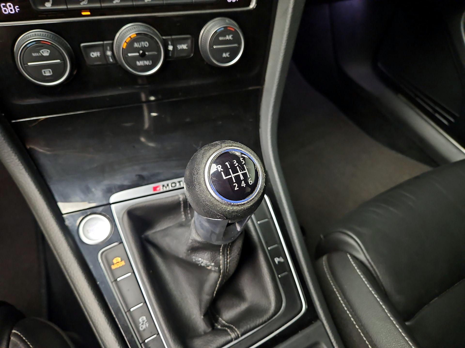 Thumbnail: 2016 Volkswagen Golf - 17