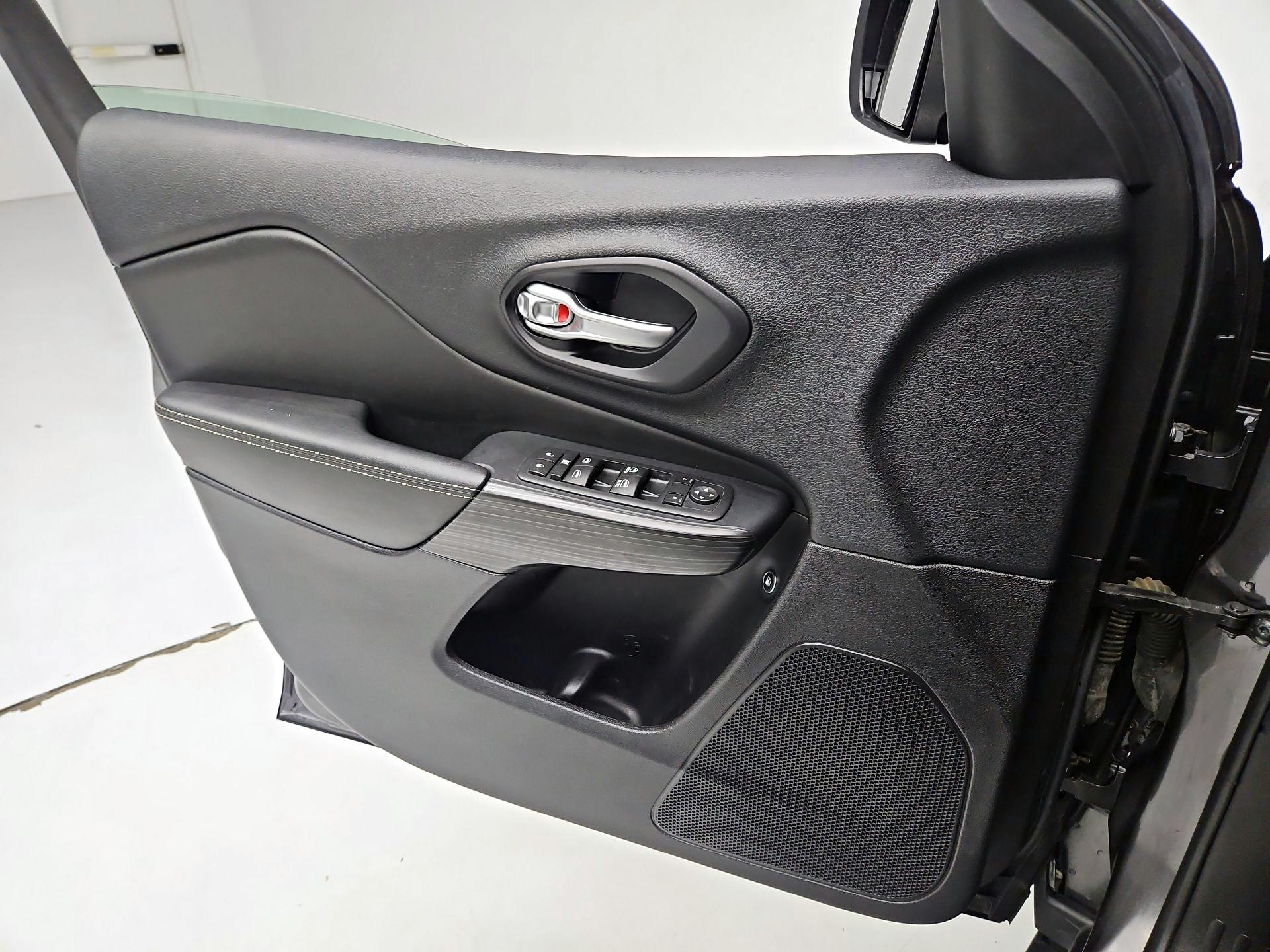 Thumbnail: 2016 Jeep Cherokee - 12