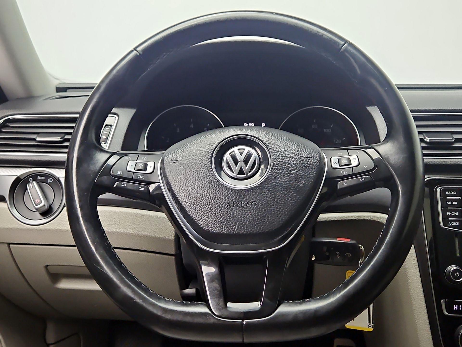 Thumbnail: 2018 Volkswagen Passat - 10