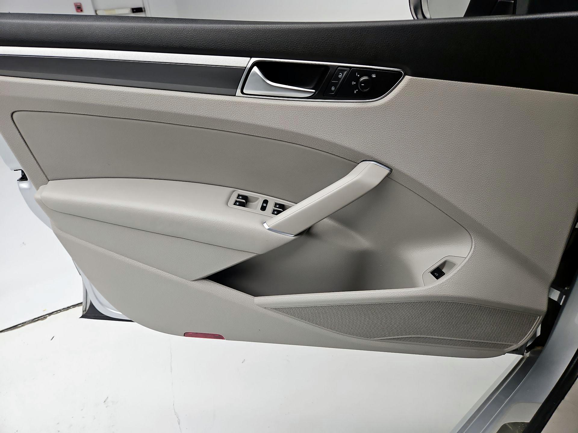 Thumbnail: 2018 Volkswagen Passat - 12