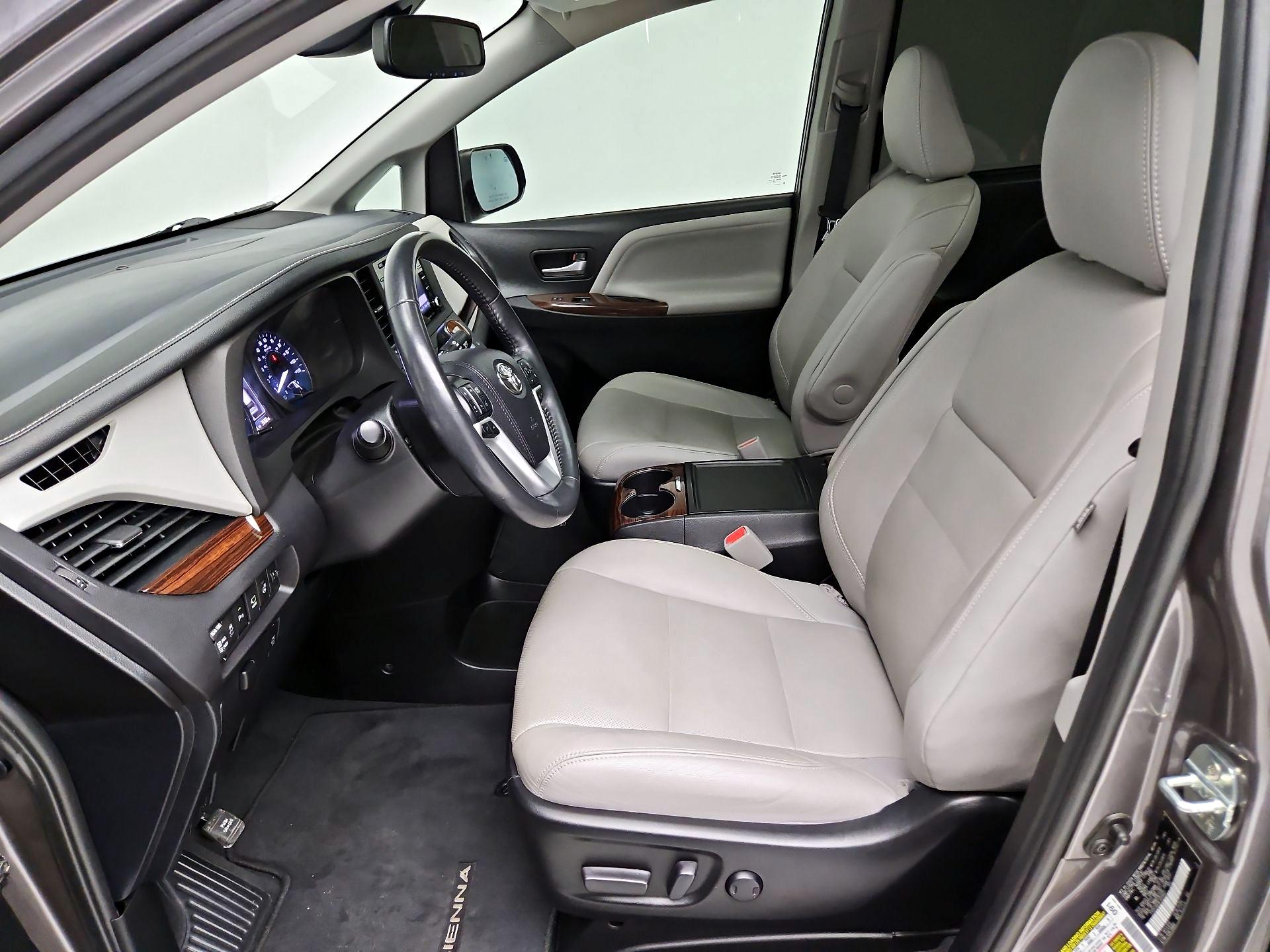 Thumbnail: 2020 Toyota Sienna - 11