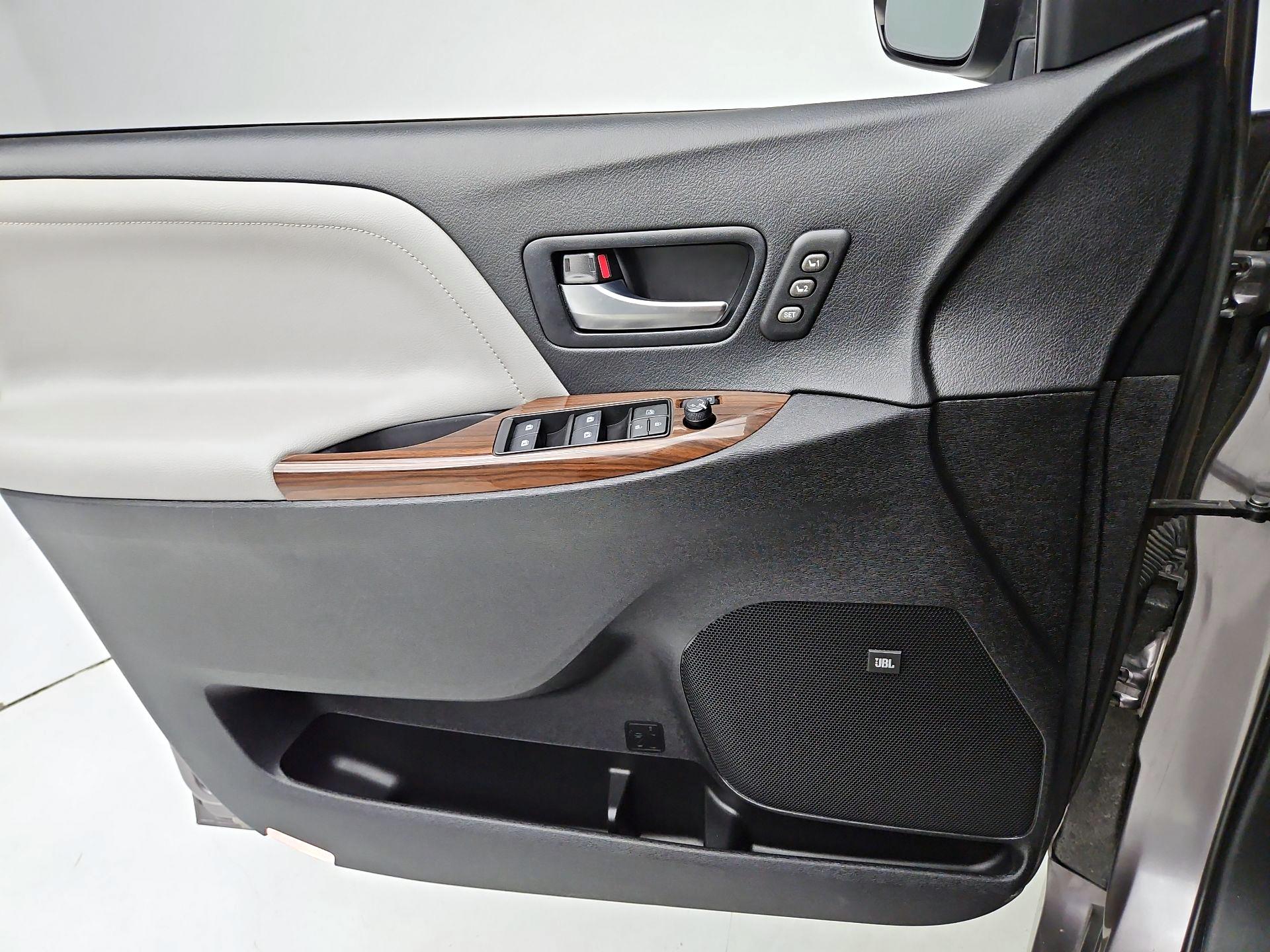 Thumbnail: 2020 Toyota Sienna - 12