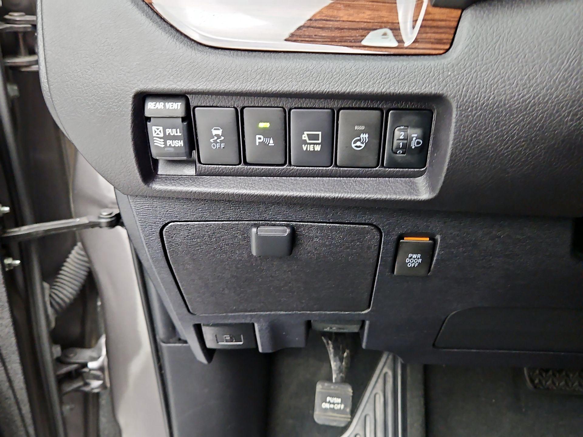 Thumbnail: 2020 Toyota Sienna - 13