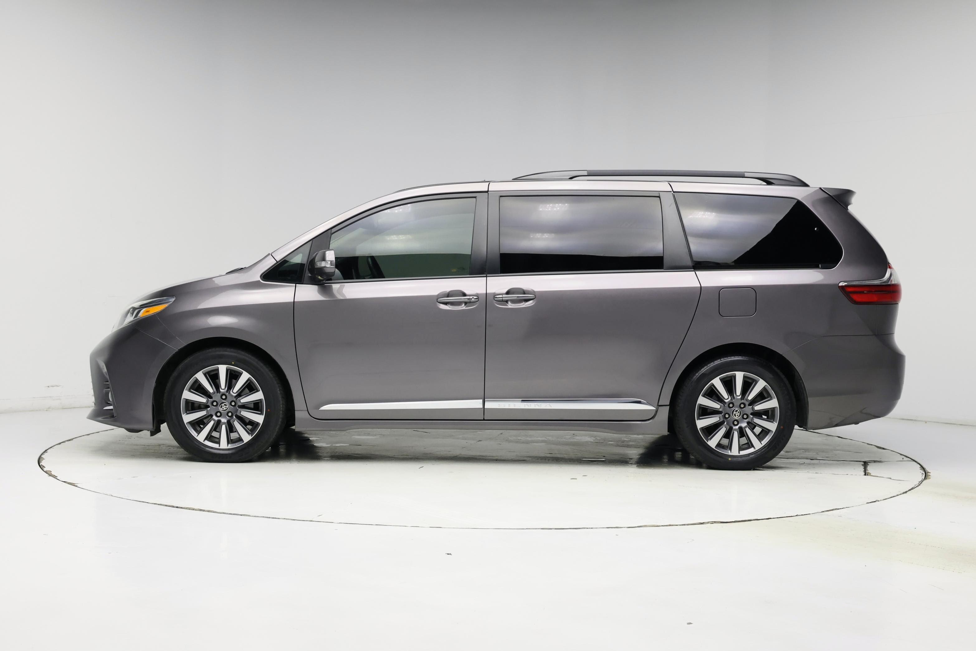 Thumbnail: 2020 Toyota Sienna - 3