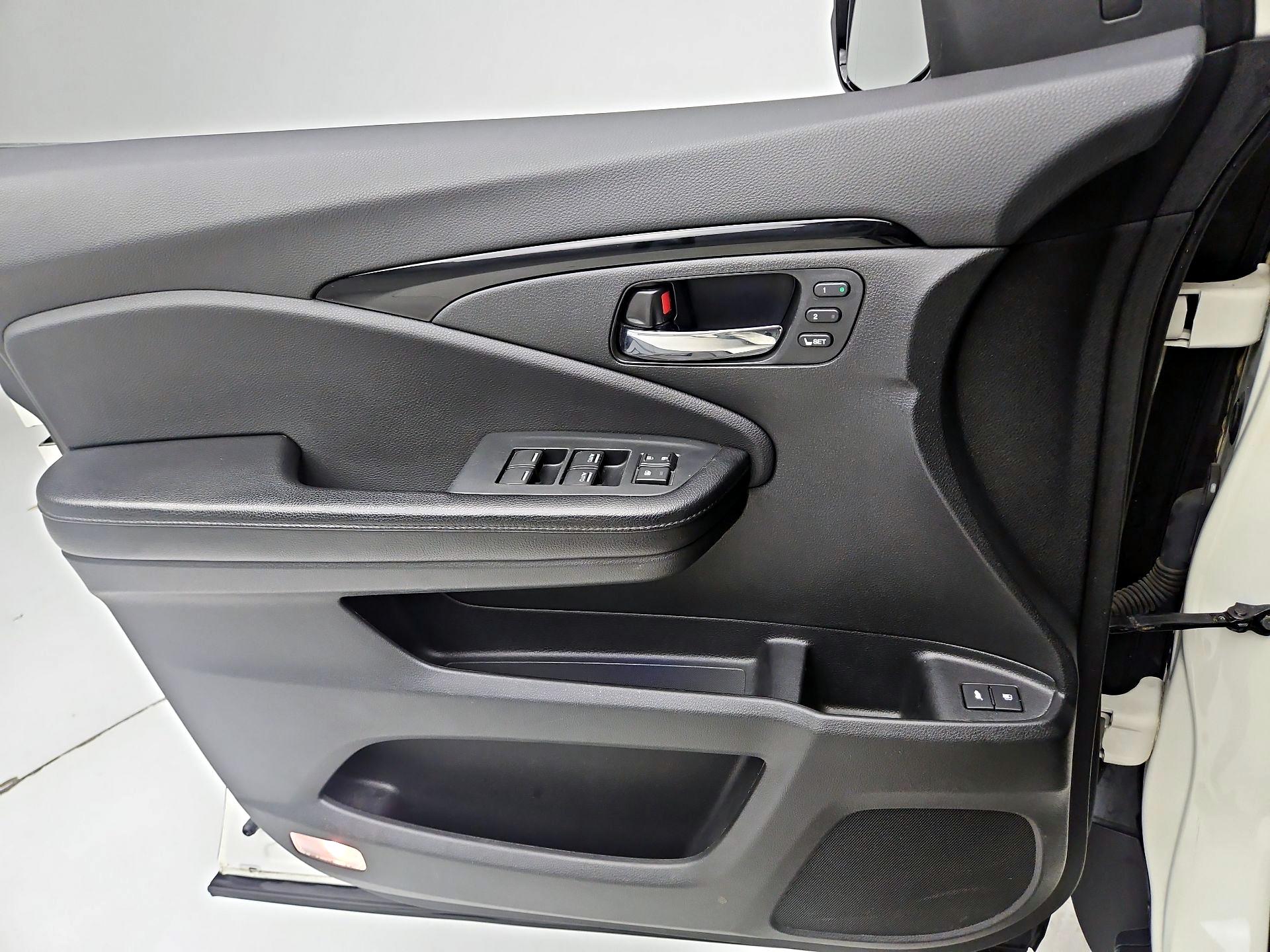 Thumbnail: 2016 Honda Pilot - 12