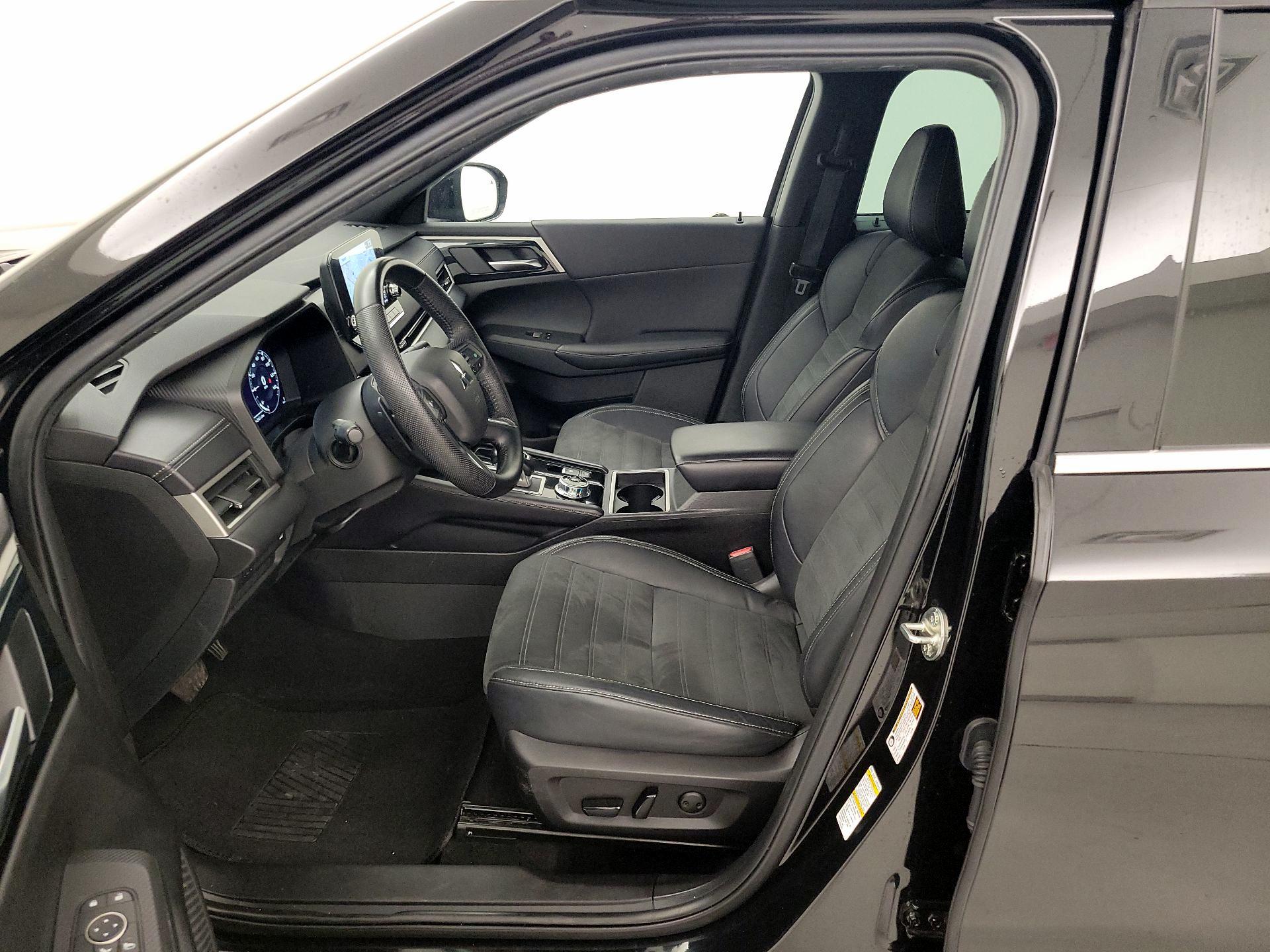 Thumbnail: 2023 Mitsubishi Outlander - 11