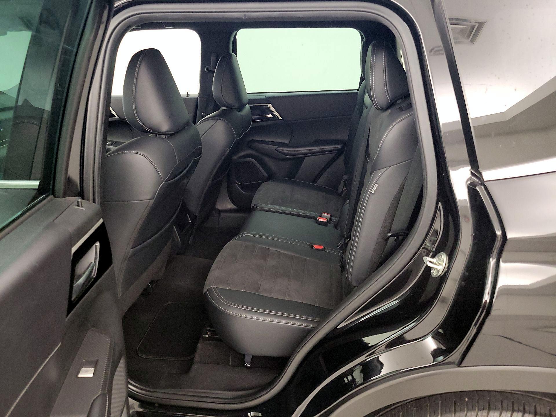 Thumbnail: 2023 Mitsubishi Outlander - 20